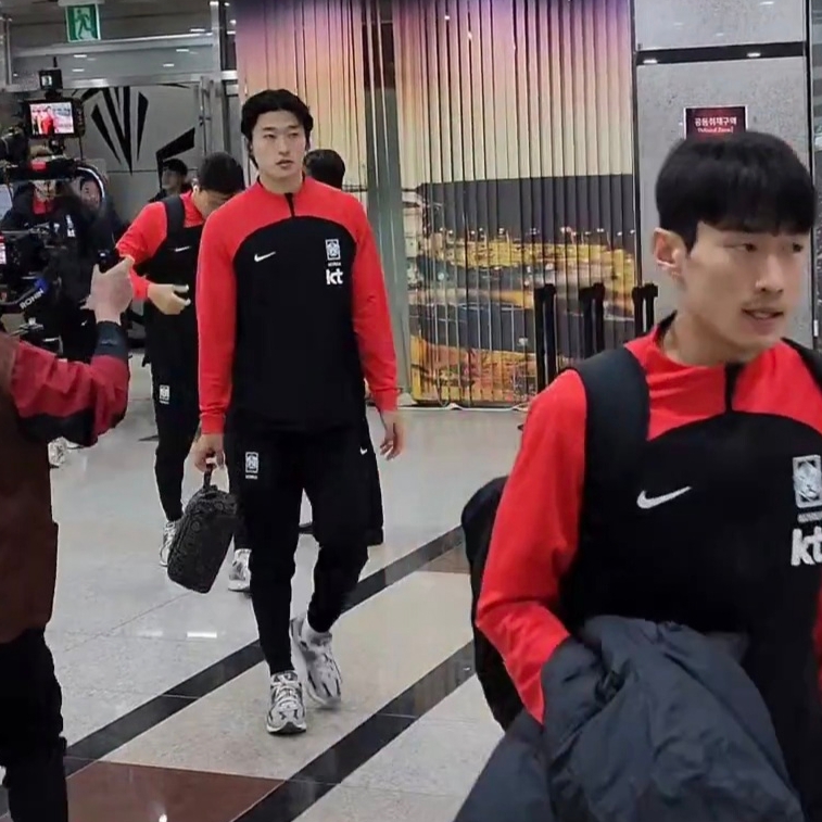Nike Zoom Vomero 5 PRM Light Iron Ore and Flat Fewter, Nike Korea Dri-Fit Stadium Home SS Jersey Global Red - Asia (Non Marking Ver.) 착용 스타일 - 3