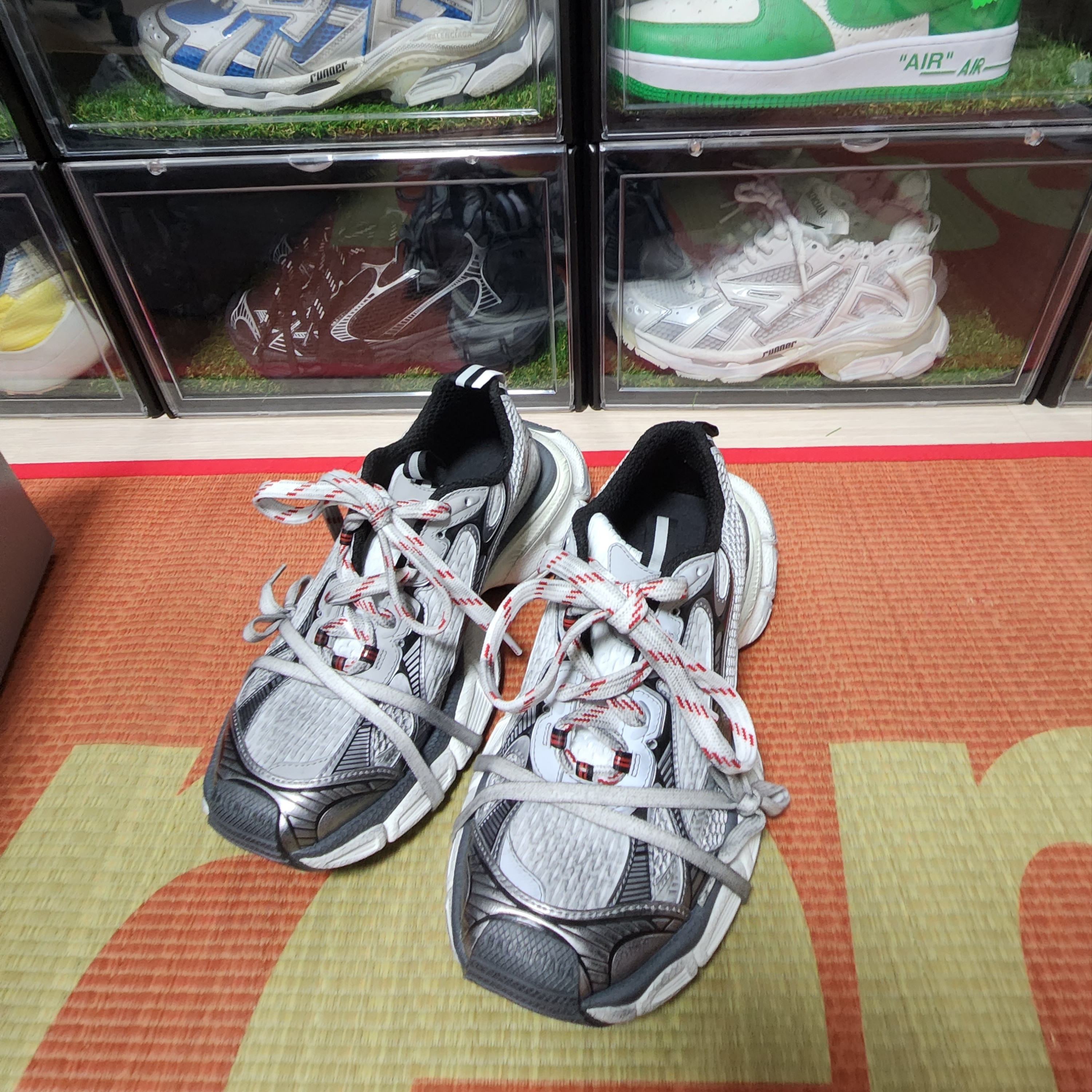 Balenciaga 3XL Sneakers Grey White Red 착용 스타일 - 1