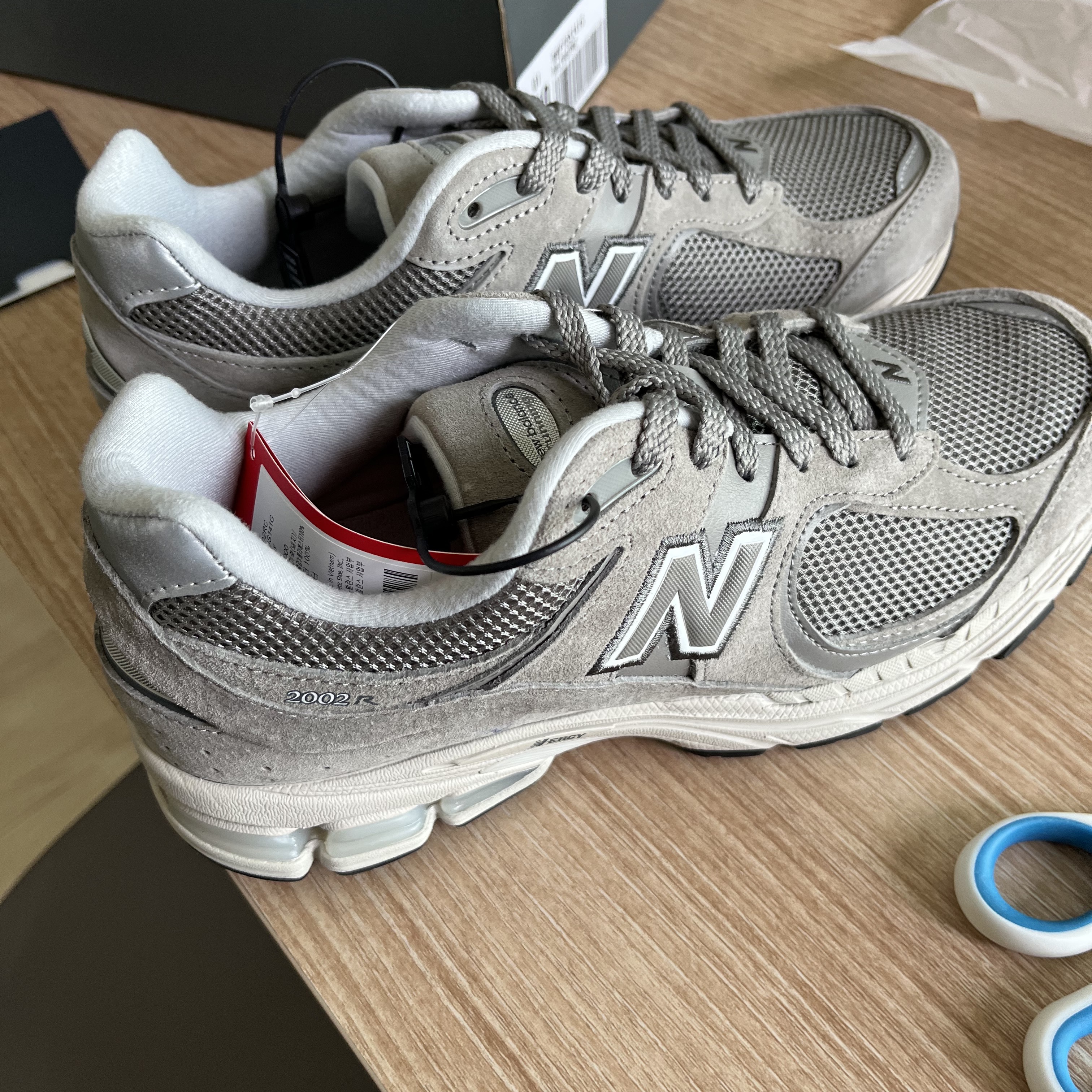 New Balance 2002R Grey 착용 스타일