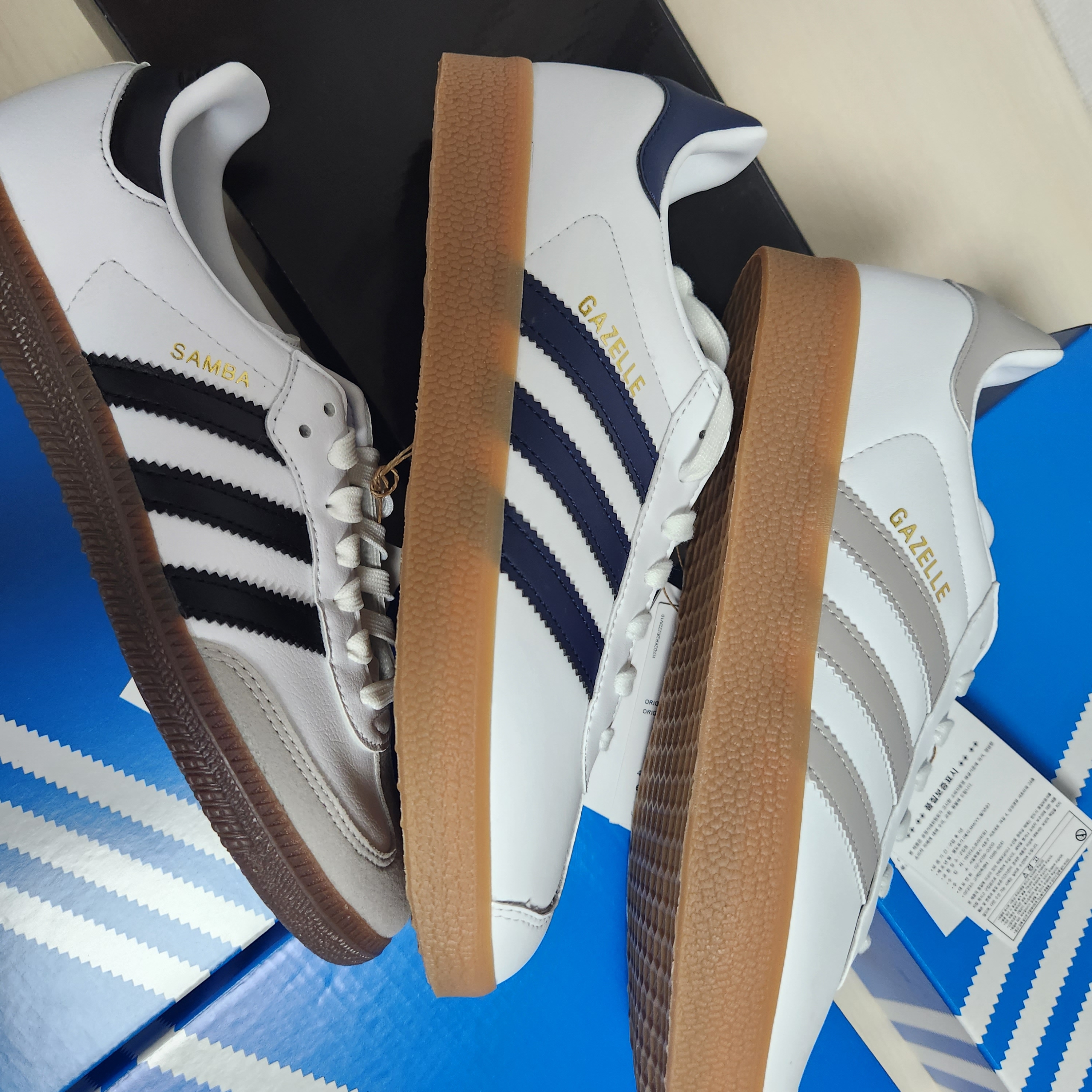 Adidas Gazelle White Collegiate Navy, Adidas Samba Vegan White Black 착용 스타일 - 2