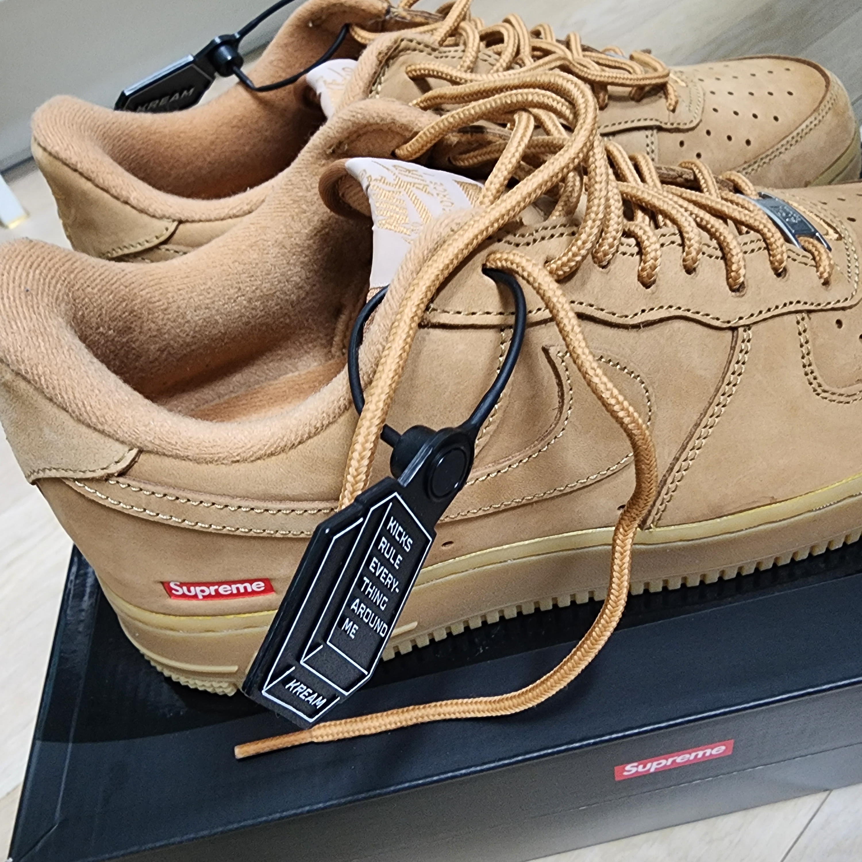 Nike x Supreme Air Force 1 Low Flax 착용 스타일