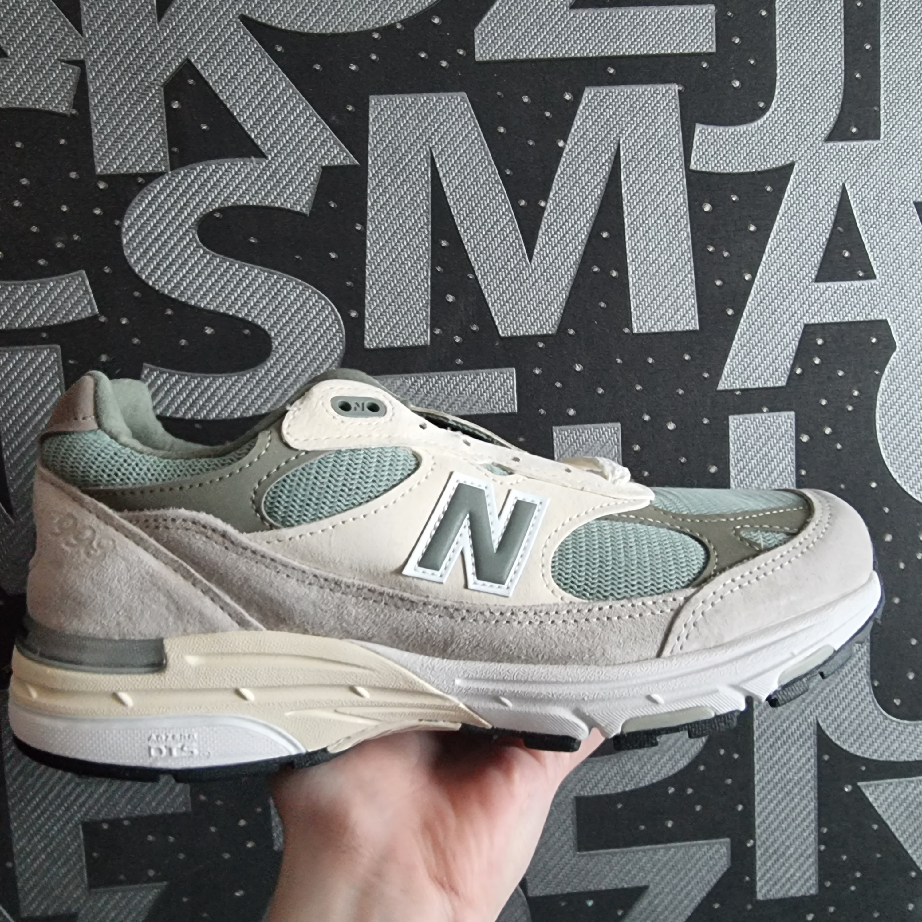 New Balance x Kith 993 Made in USA Peyote 착용 스타일 - 1