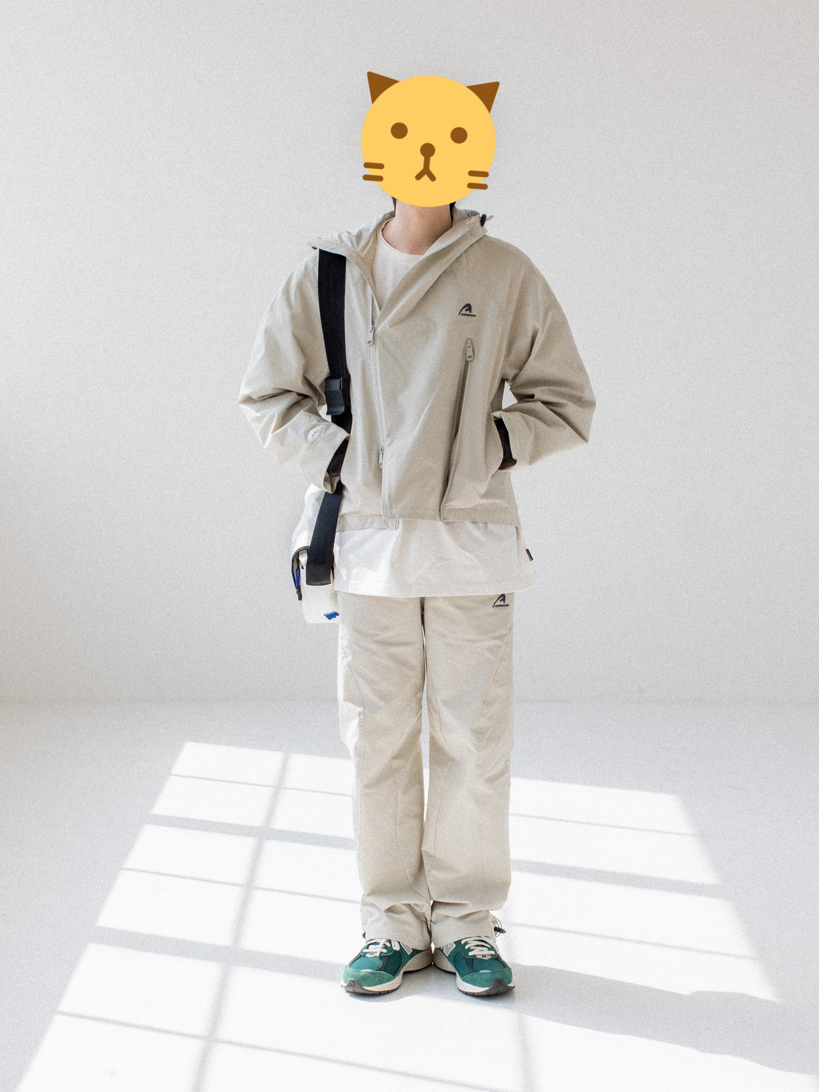 Ader Error Plue Windbreaker Beige, Ader Error Trace Admore Crossbody Bag White 착용 스타일 - 1
