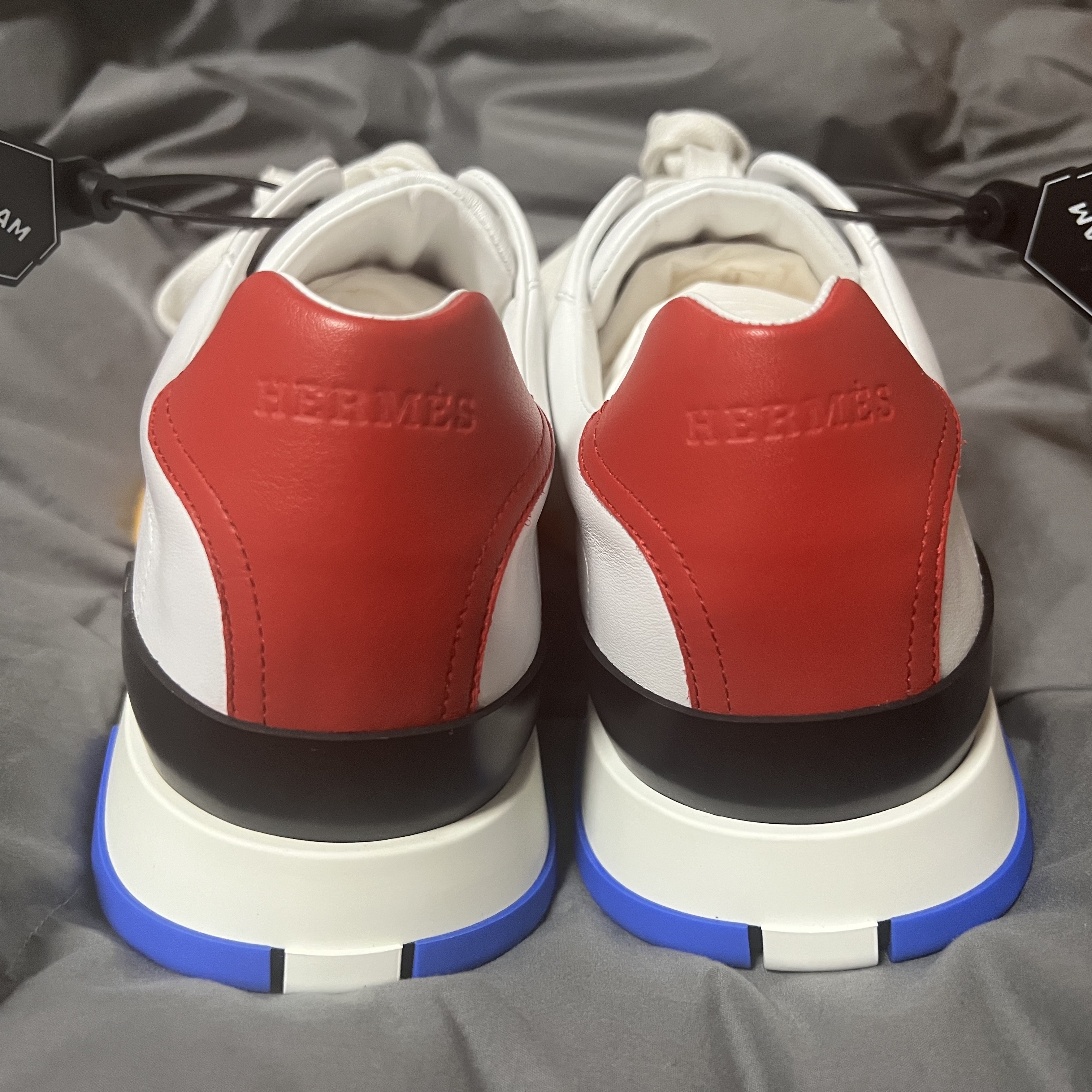 Hermes Trail Sneakers Calfskin Suede Goatskin & Multicolore Blanc 착용 스타일 - 4