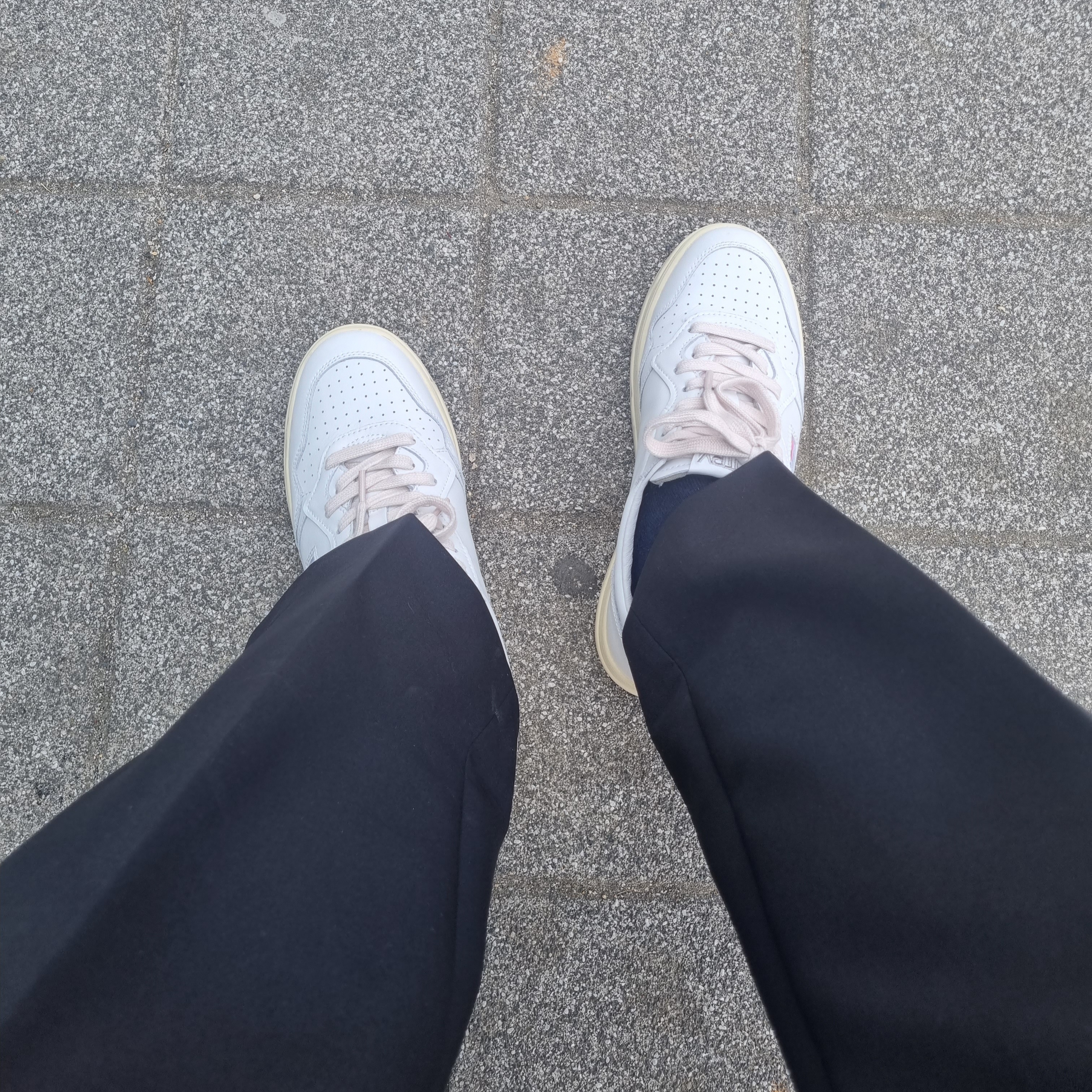 Autry Medalist Low Leather Sneakers White Black 착용 스타일 - 2