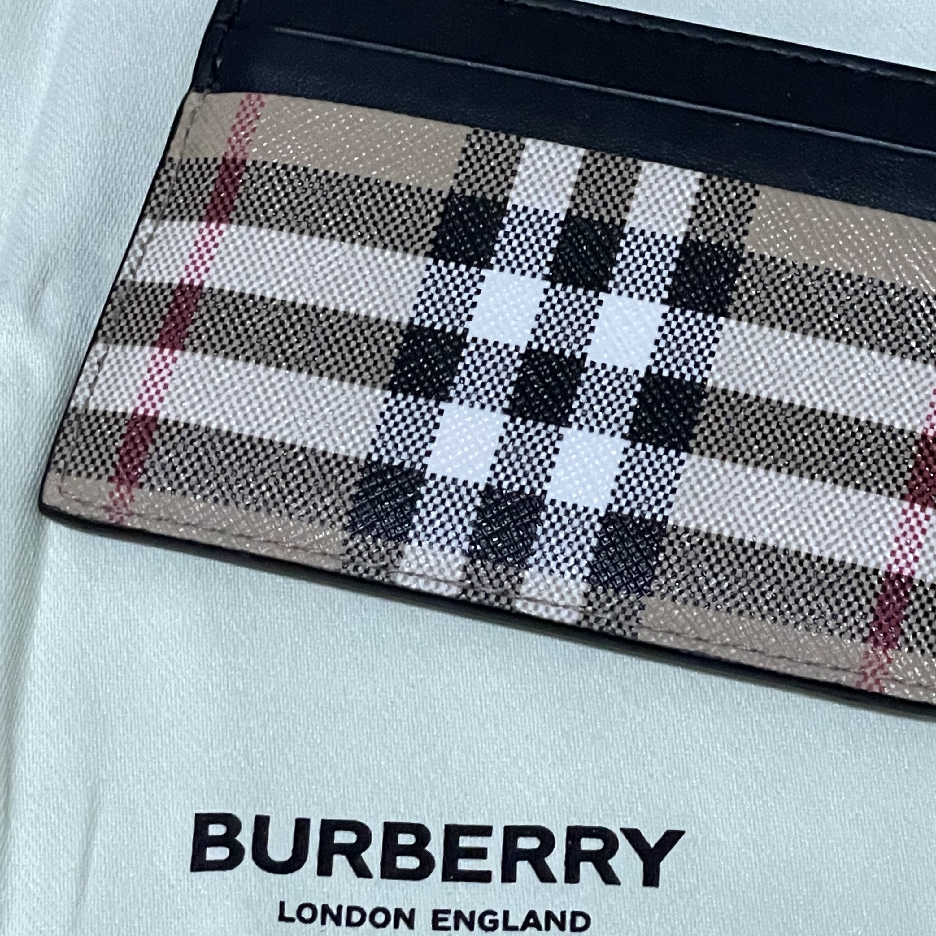 Burberry Vintage Check Leather Card Case Archive Beige 착용 스타일