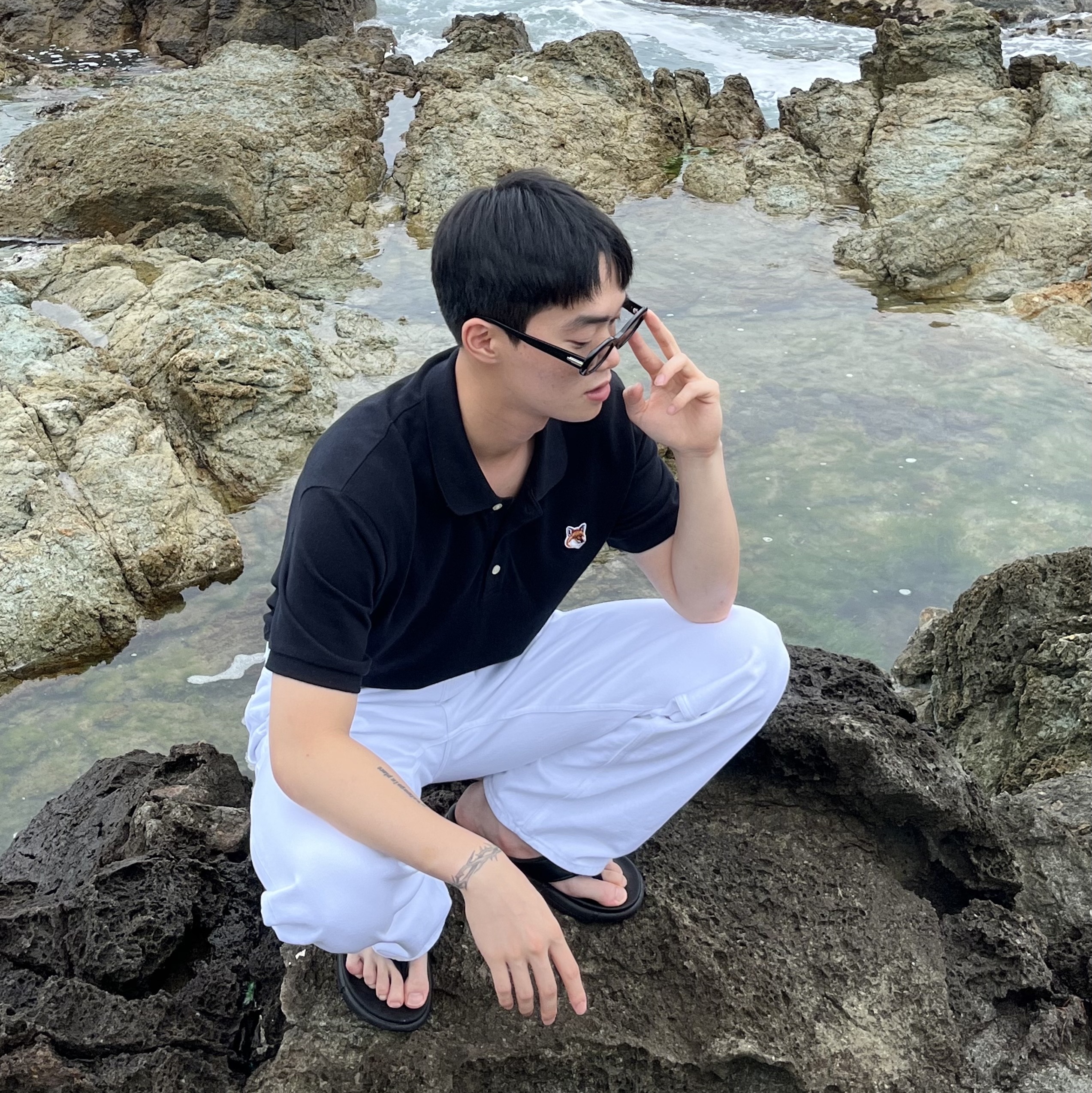 Maison Kitsune Fox Head Patch Classic Polo Black, Gentle Monster x Maison Margiela MM005 Black Black 착용 스타일 - 1