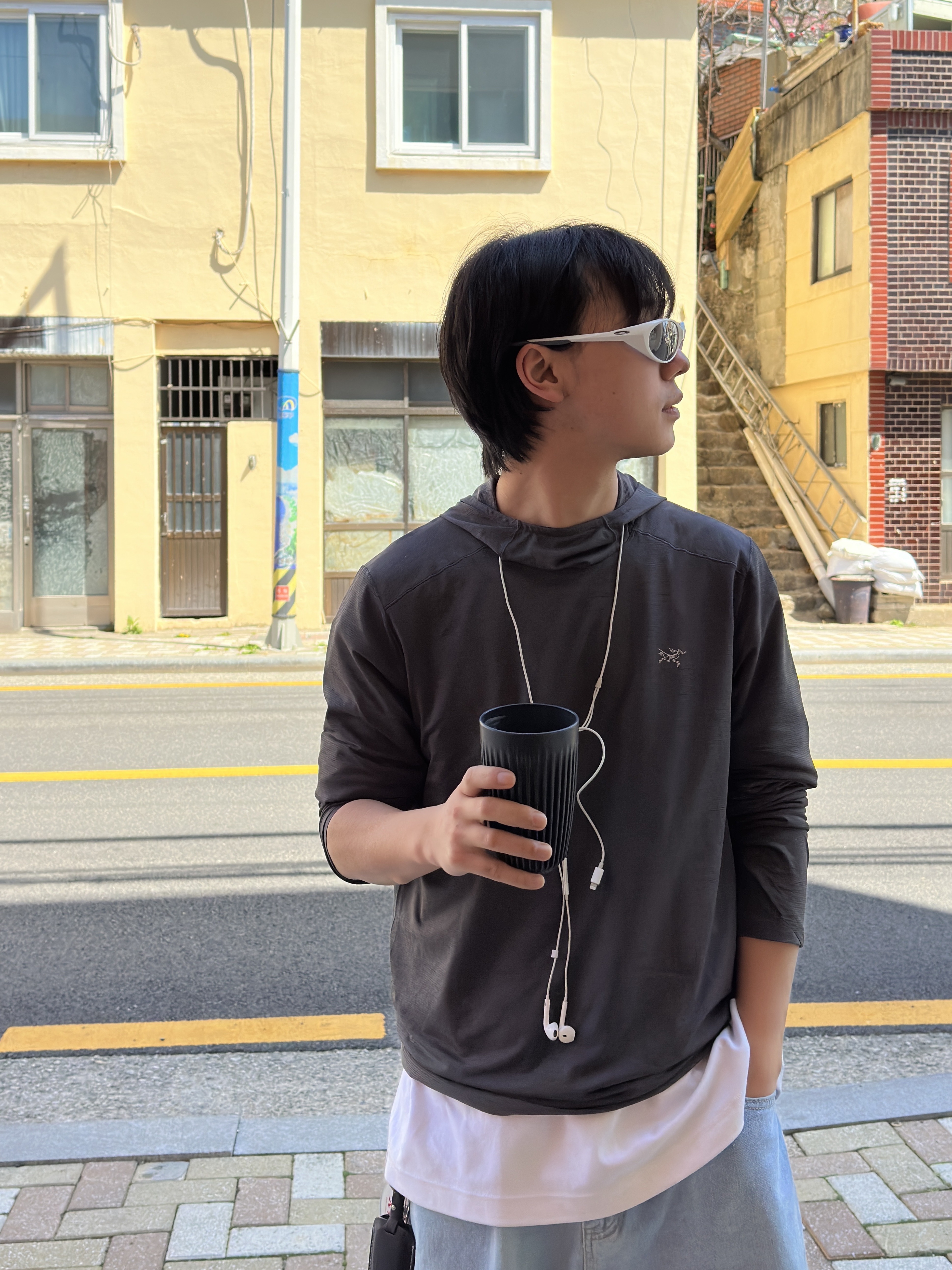 Oakley Eye Jacket Redux Matte Black Frame Prizm Grey Lenses High Bridge Fit, Arc'teryx Cormac Crew Neck LS T-Shirt Black 착용 스타일 - 1