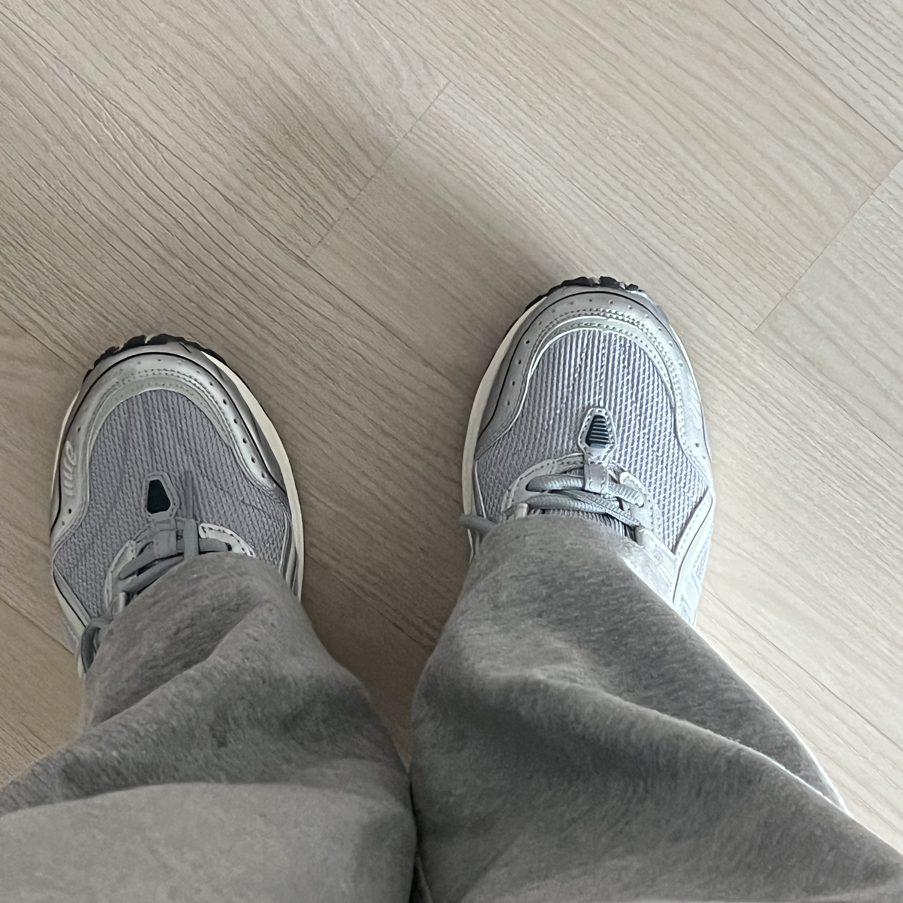 Asics Gel-1090 Piedmont Grey 착용 스타일