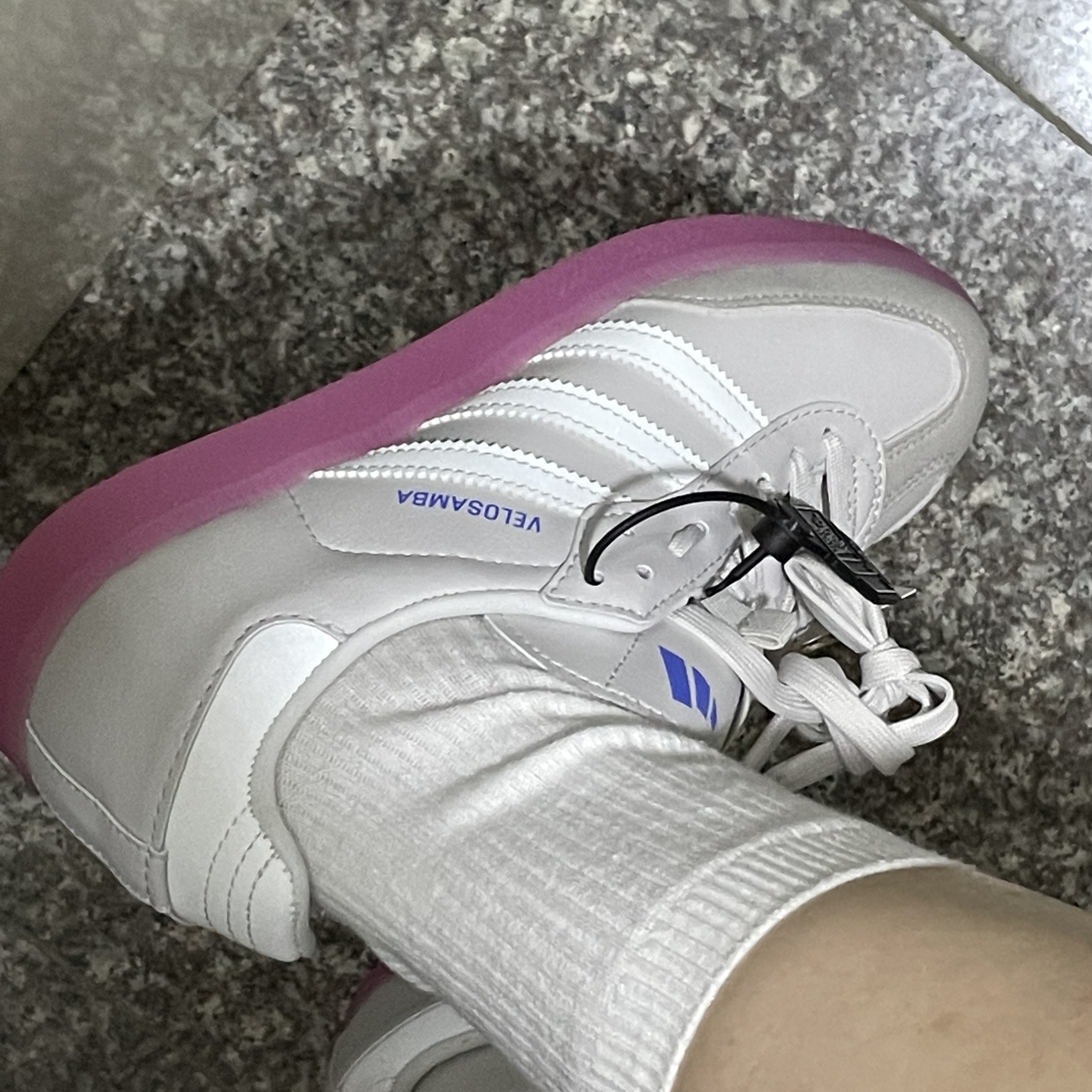 Adidas Velosamba Vegan Cycling Off White Lucid Fuchsia 착용 스타일