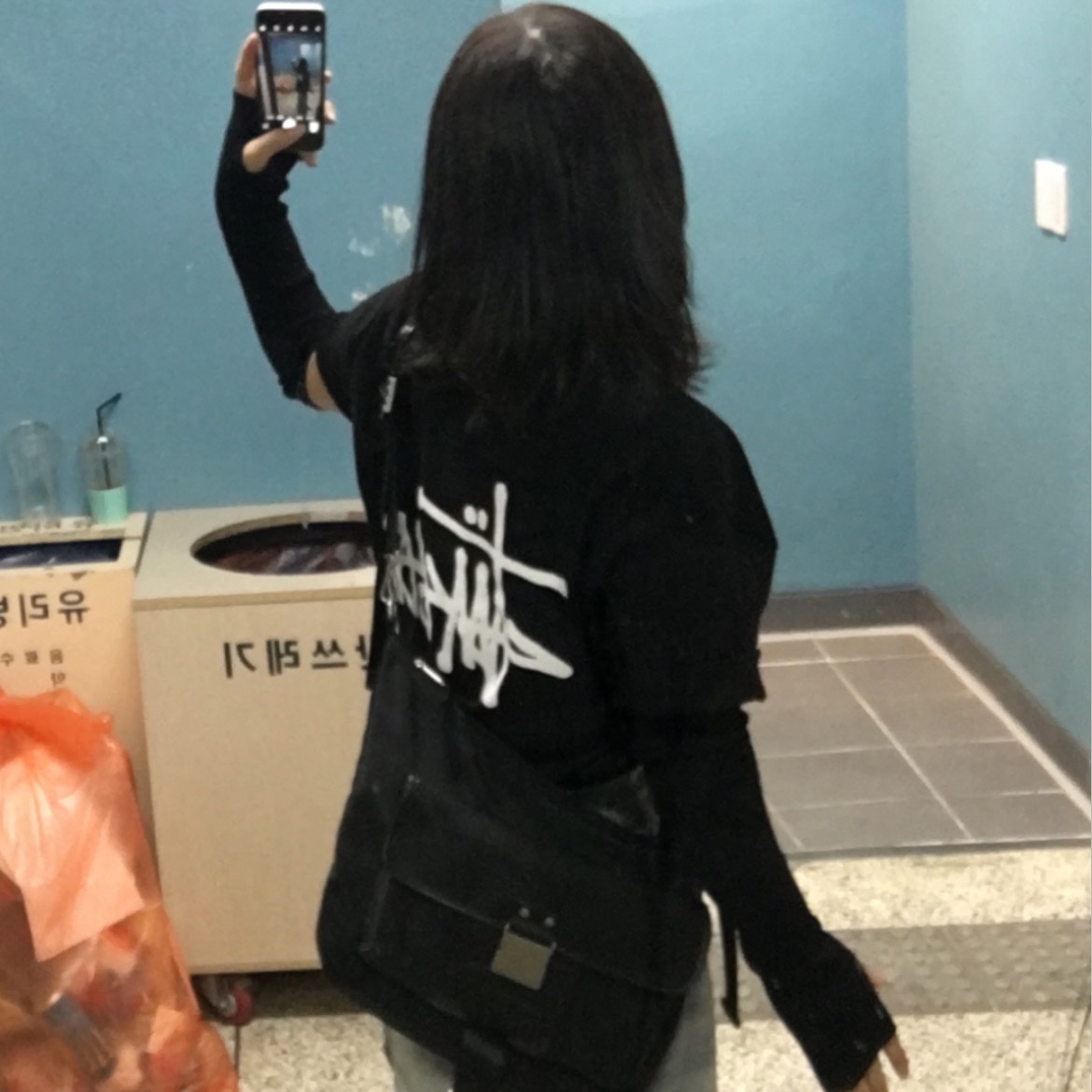Stussy Basic Stussy T-Shirt Black 2022 착용 스타일 - 2