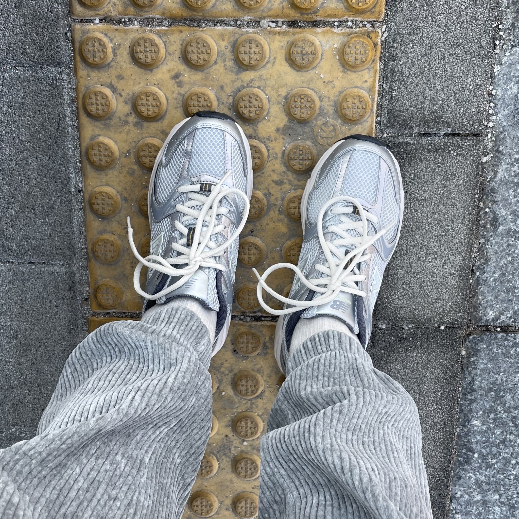 New Balance 530 Earth 착용 스타일 - 3