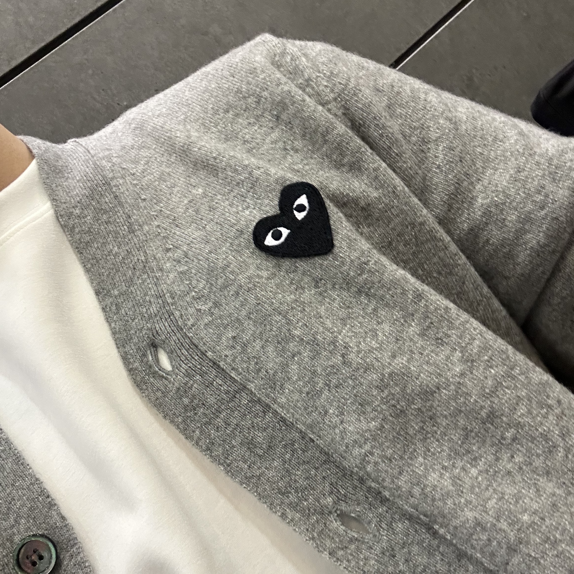 Play Comme des Garcons Black Heart Knit Cardigan Grey 착용 스타일 - 2