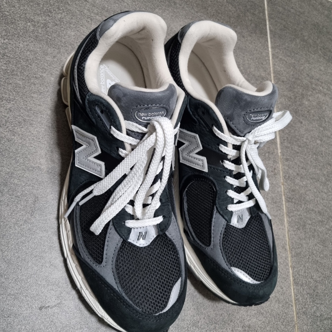 New Balance 2002R Premium Vintage Black 착용 스타일