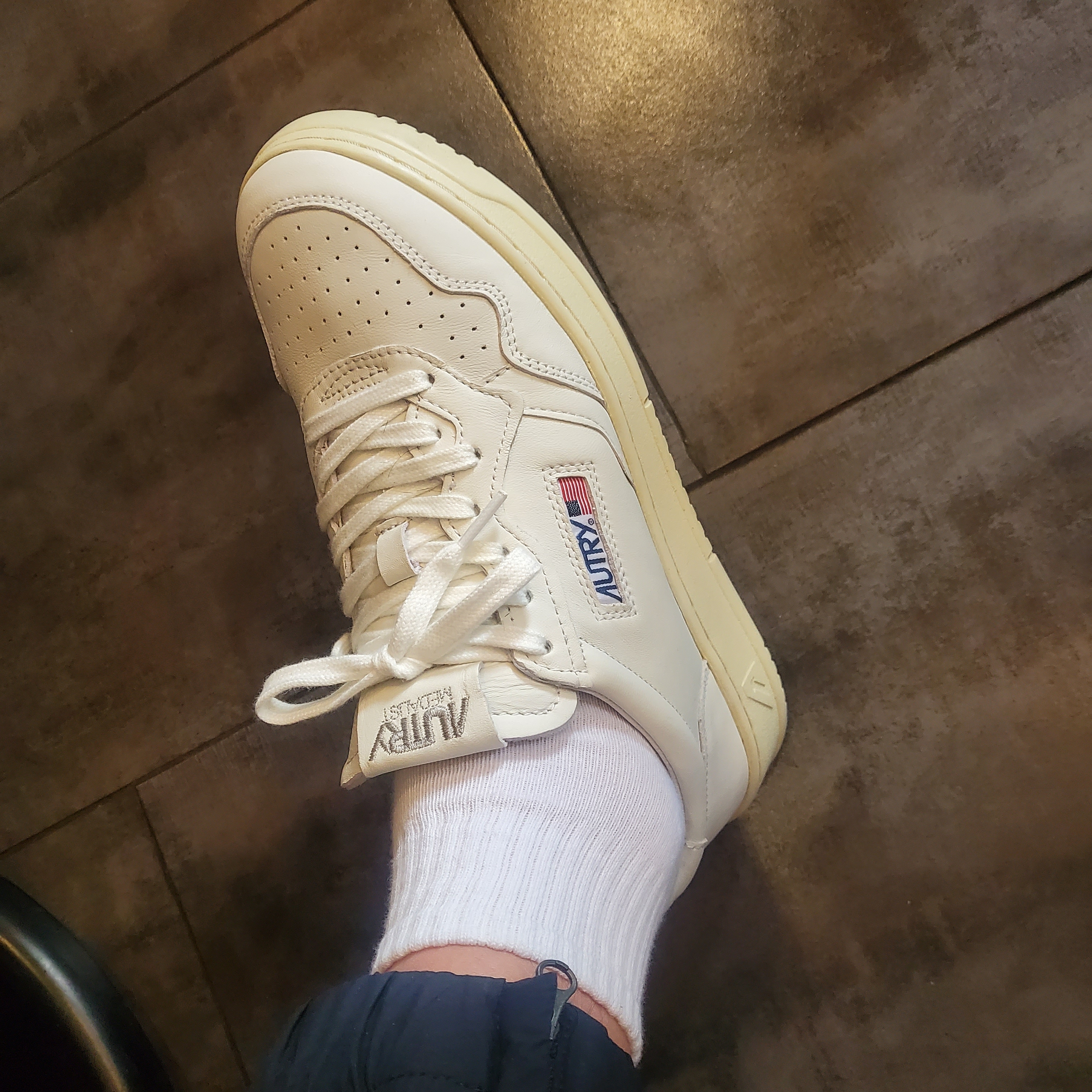 Autry Medalist Low Goatskin Sneakers White 착용 스타일 - 1