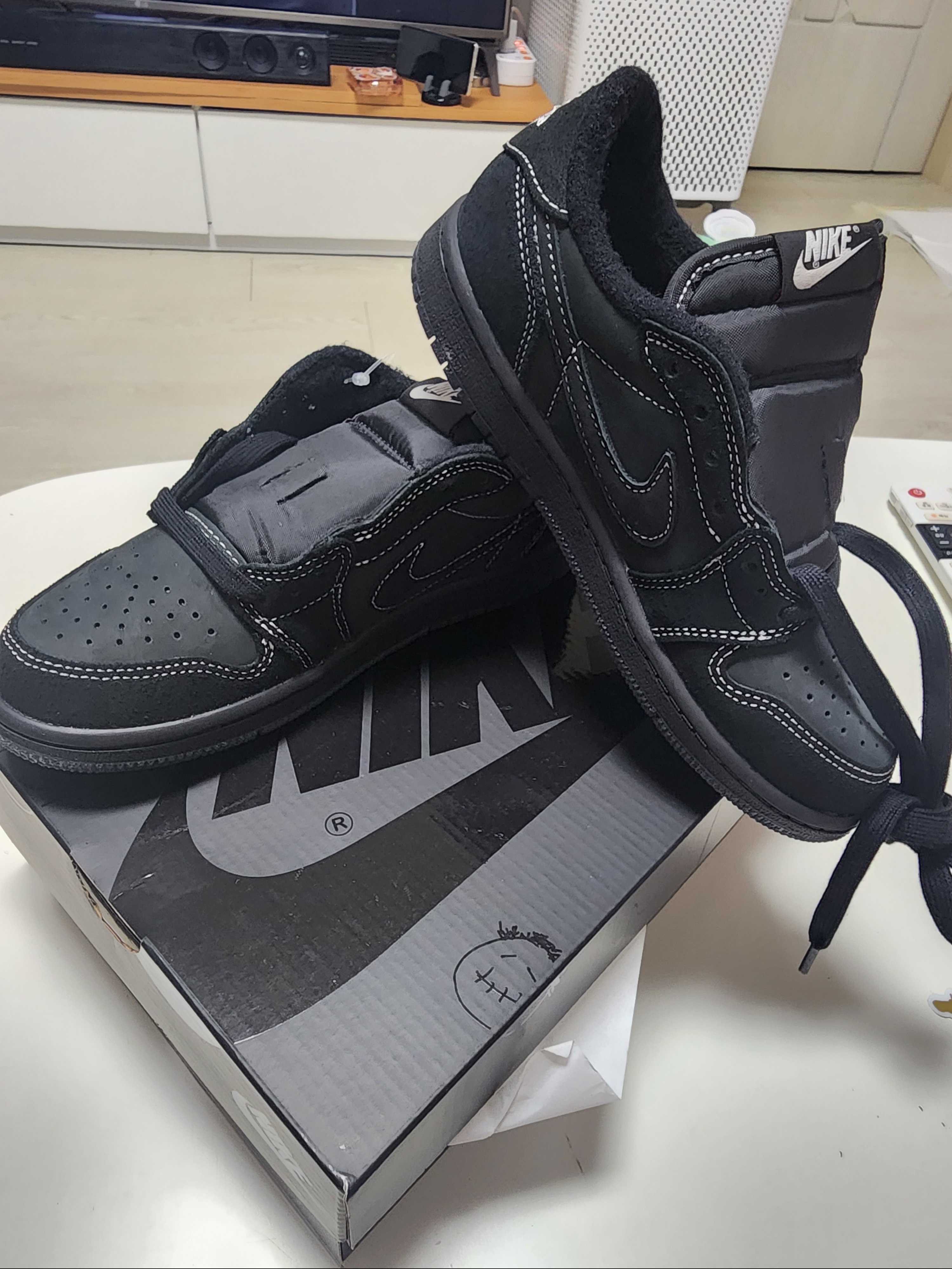 (PS) Jordan 1 x Travis Scott Retro Low OG SP Black Phantom 착용 스타일 - 5