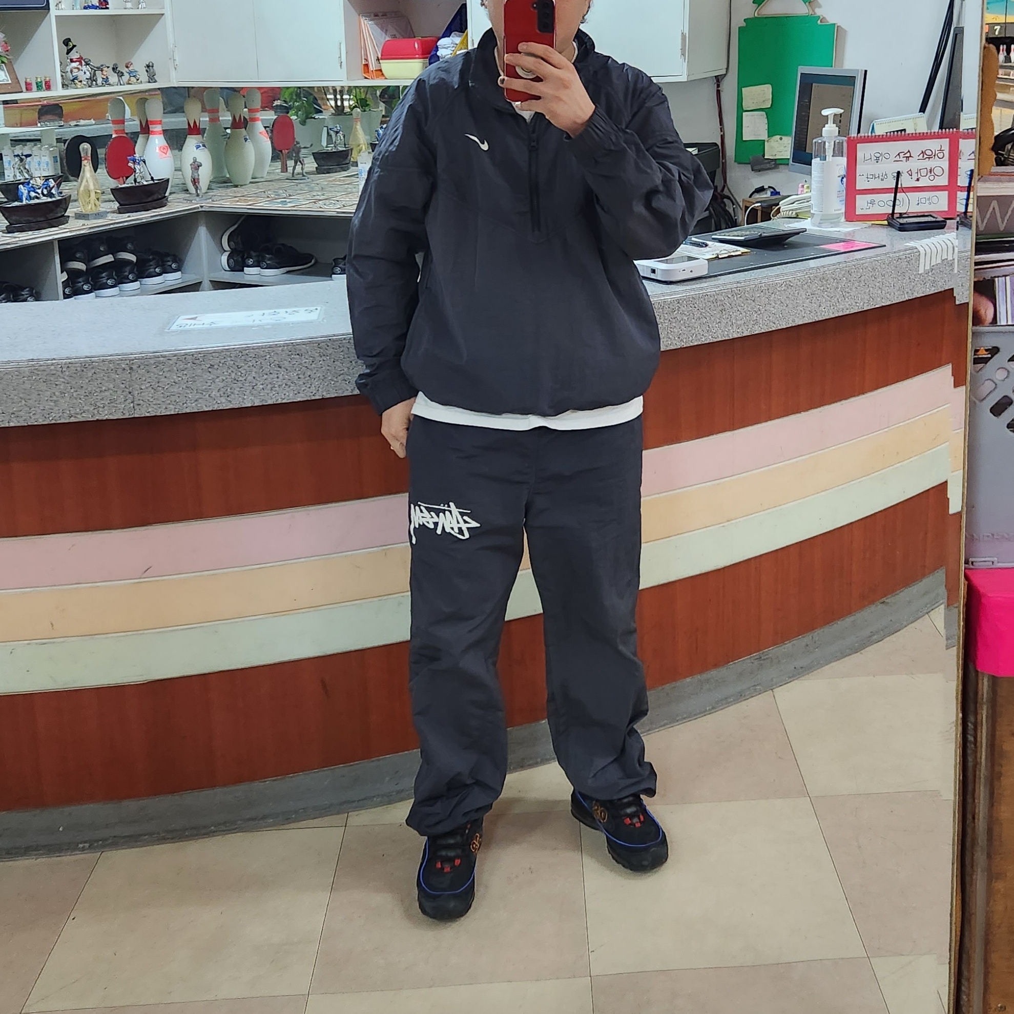 Nike x Stussy Windrunner Jacket Off Noir, Nike x Stussy Beach Pants Off Noir 착용 스타일