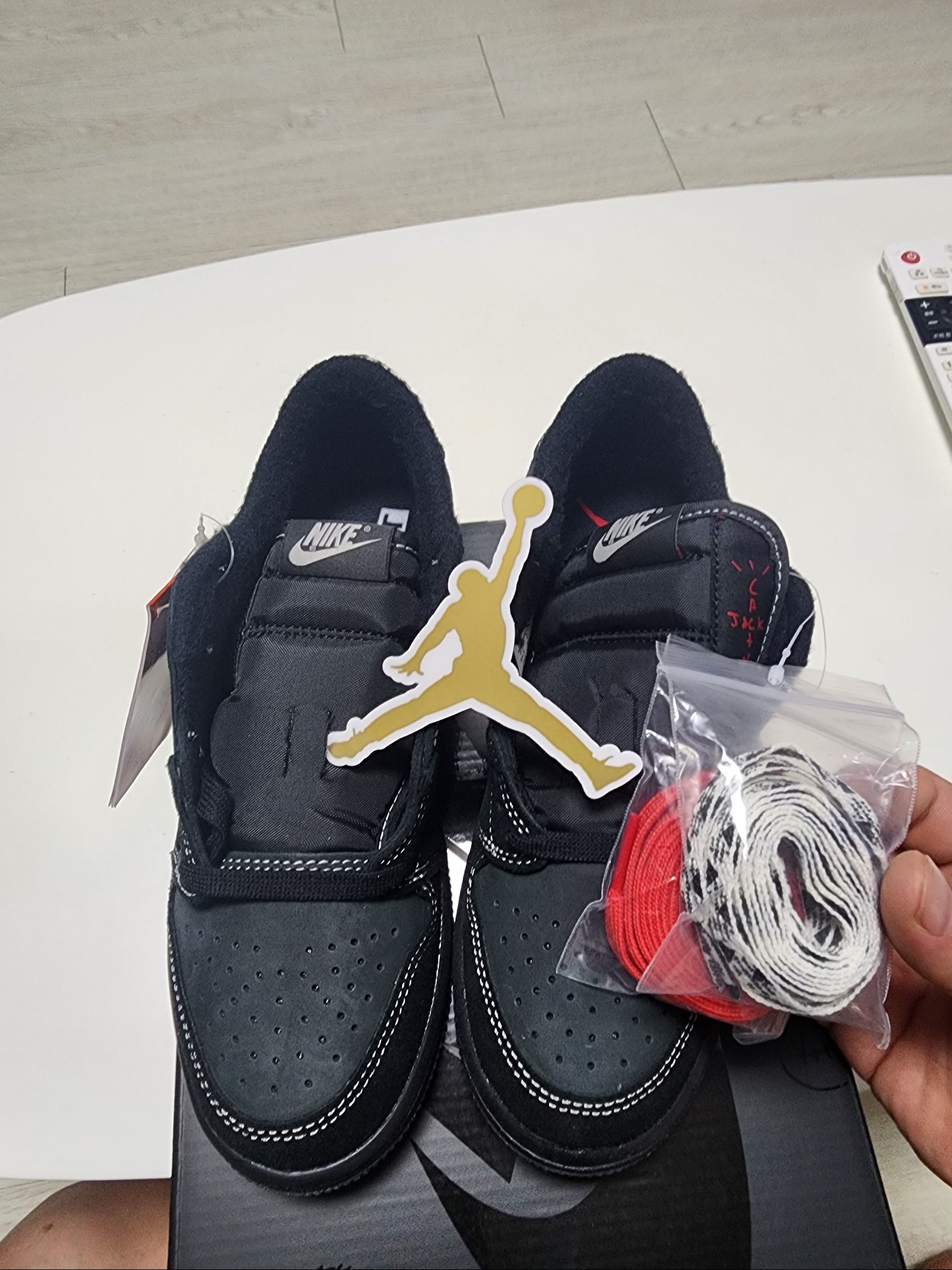 (PS) Jordan 1 x Travis Scott Retro Low OG SP Black Phantom 착용 스타일 - 4