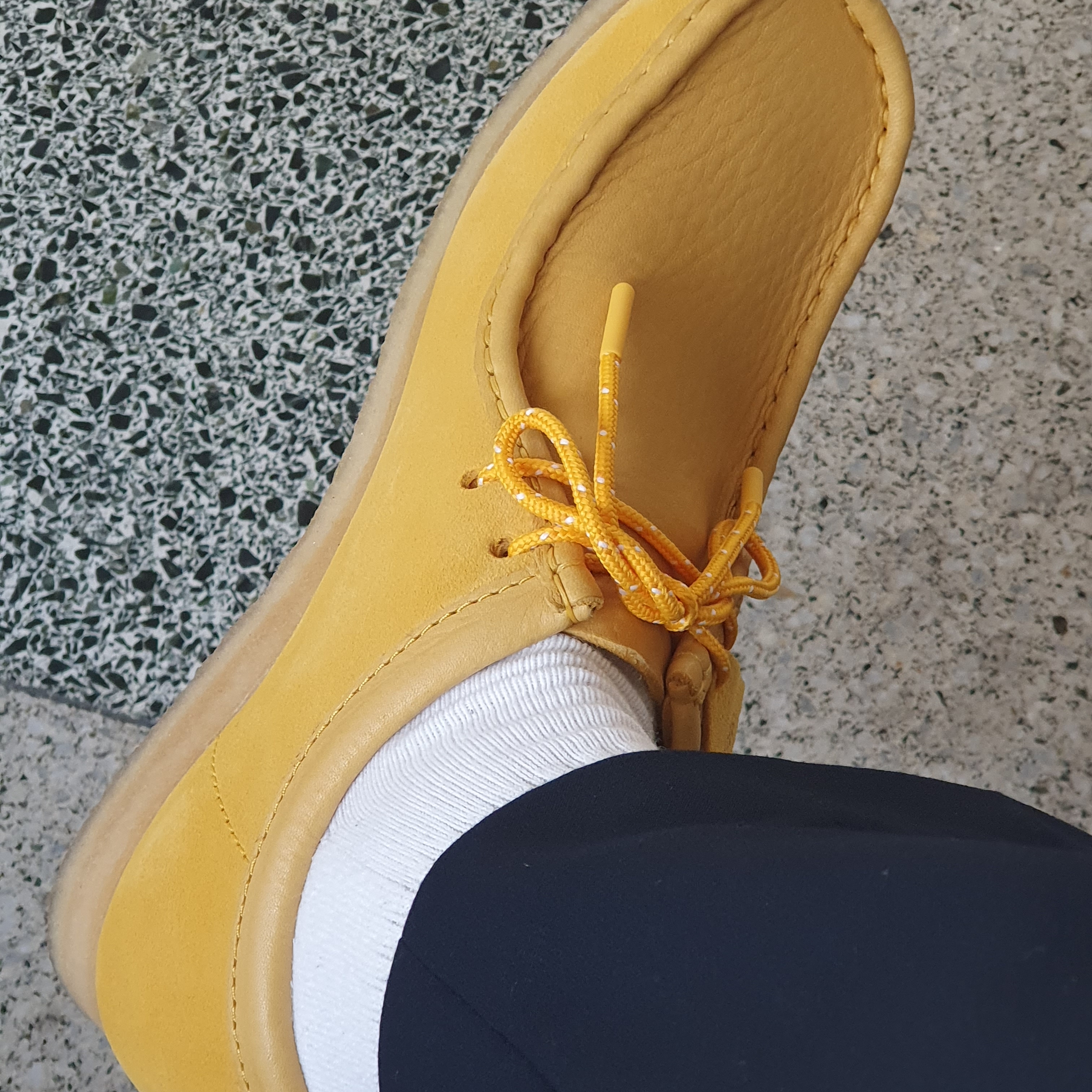 Clarks Wallabee Yellow Suede 착용 스타일 - 2