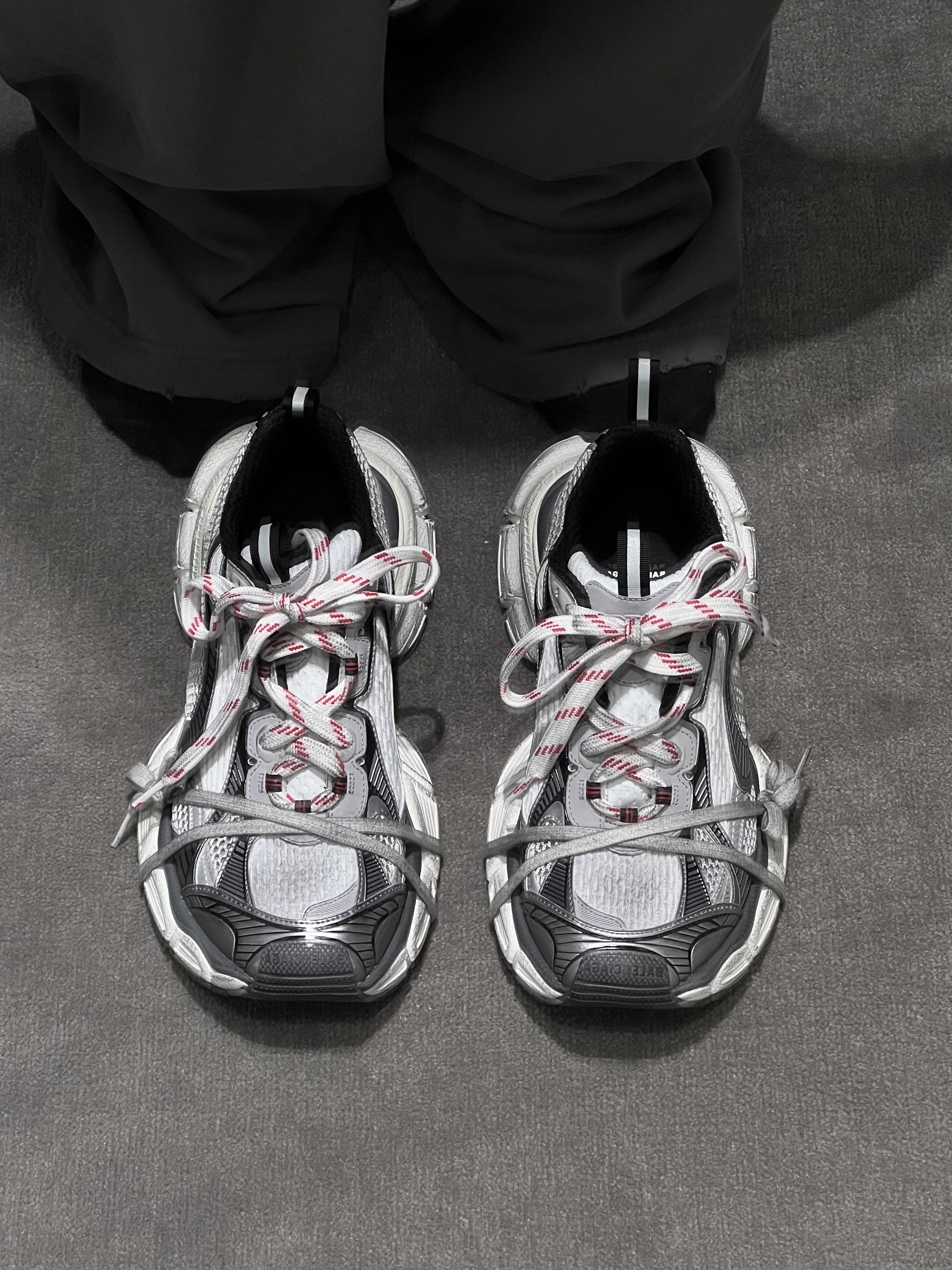 Balenciaga 3XL Sneakers Grey White Red 착용 스타일 - 1