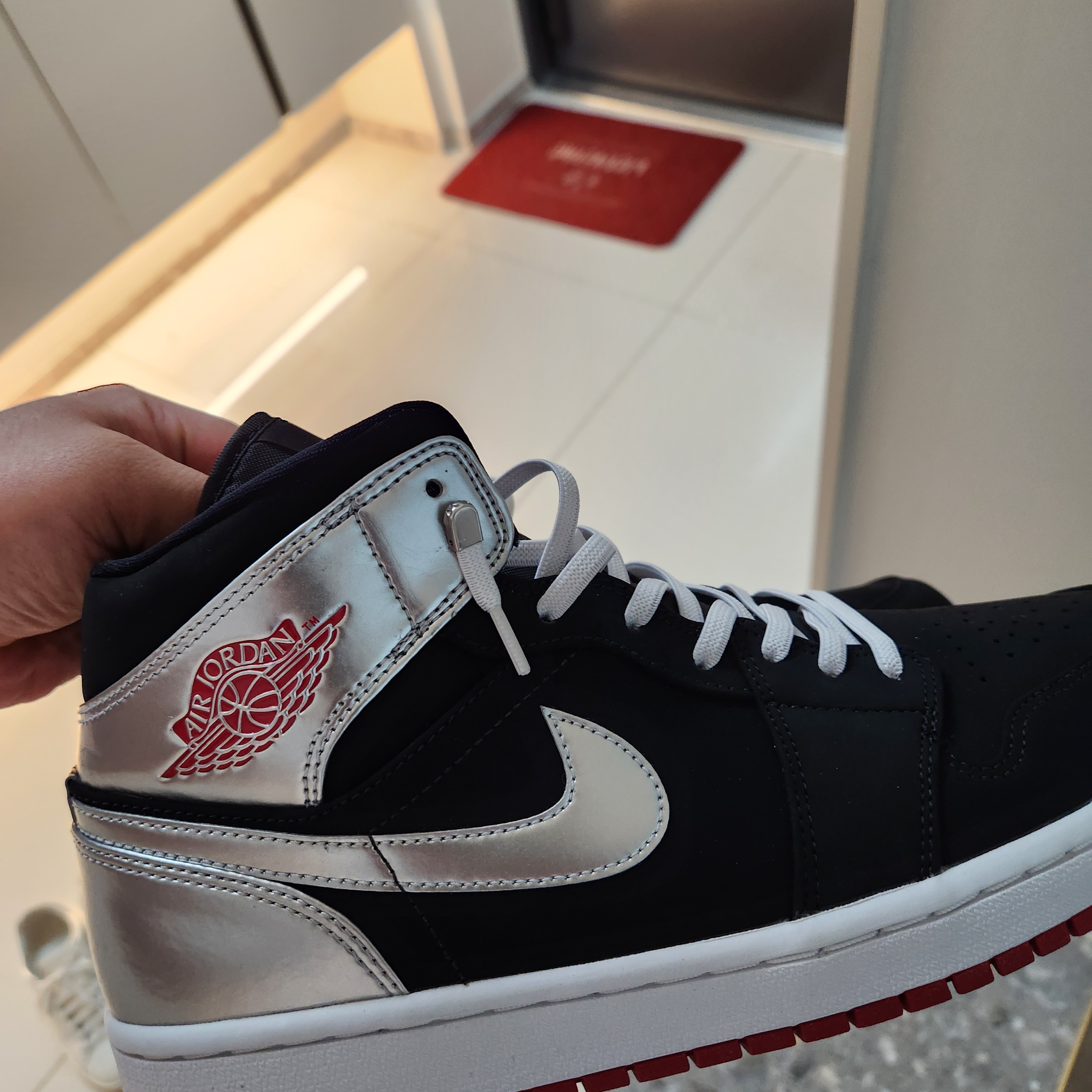 Jordan 1 Mid Johnny Kilroy 착용 스타일