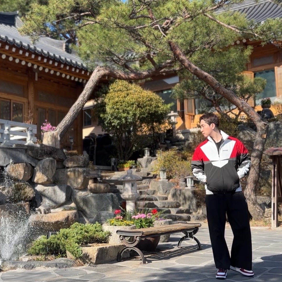 Palace Panelled Shell Jacket Black - 22FW, (GS) Nike Air Force 1 LV8 Team Red 착용 스타일 - 2