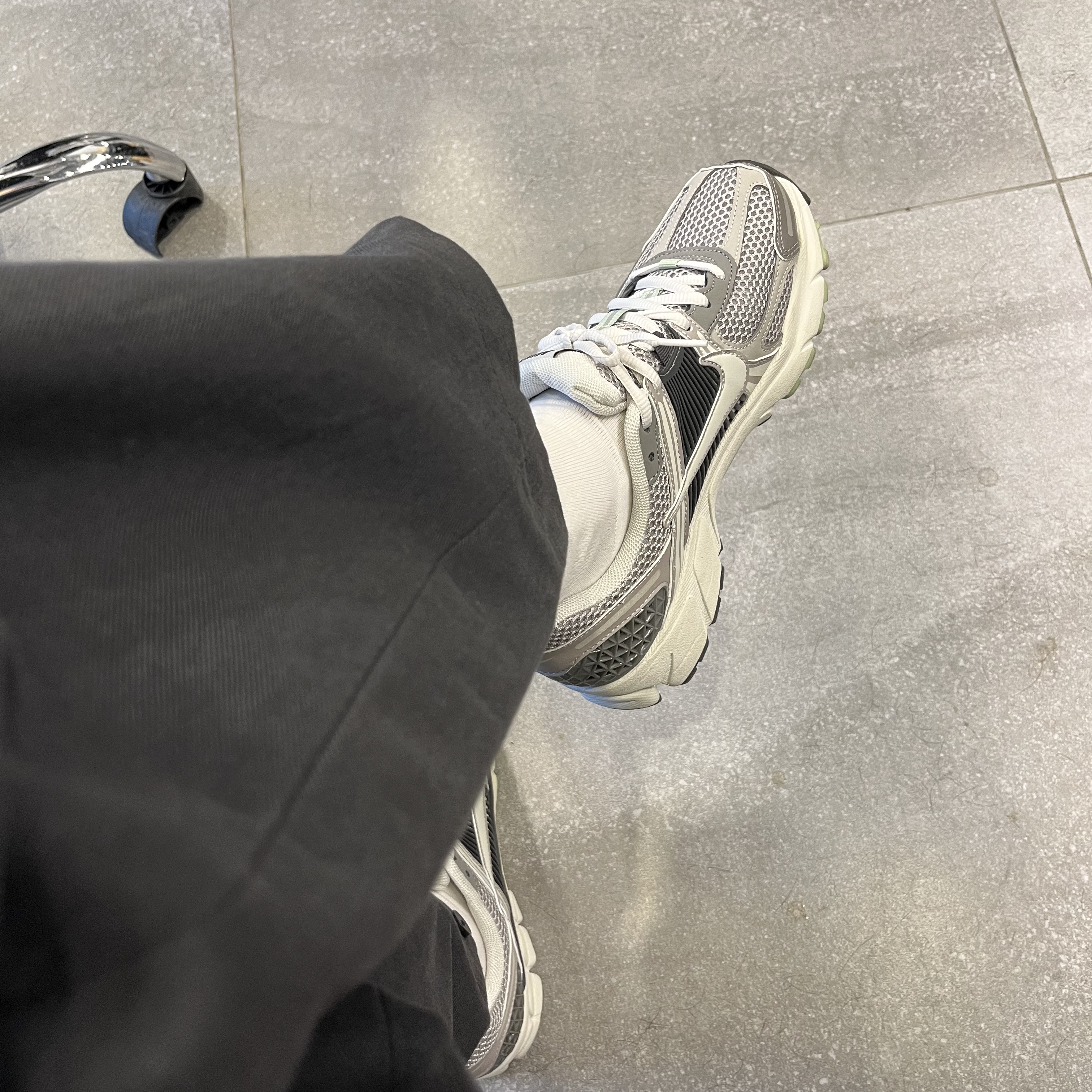 (W) Nike Zoom Vomero 5 Cobblestone and Flat Pewter 착용 스타일 - 2