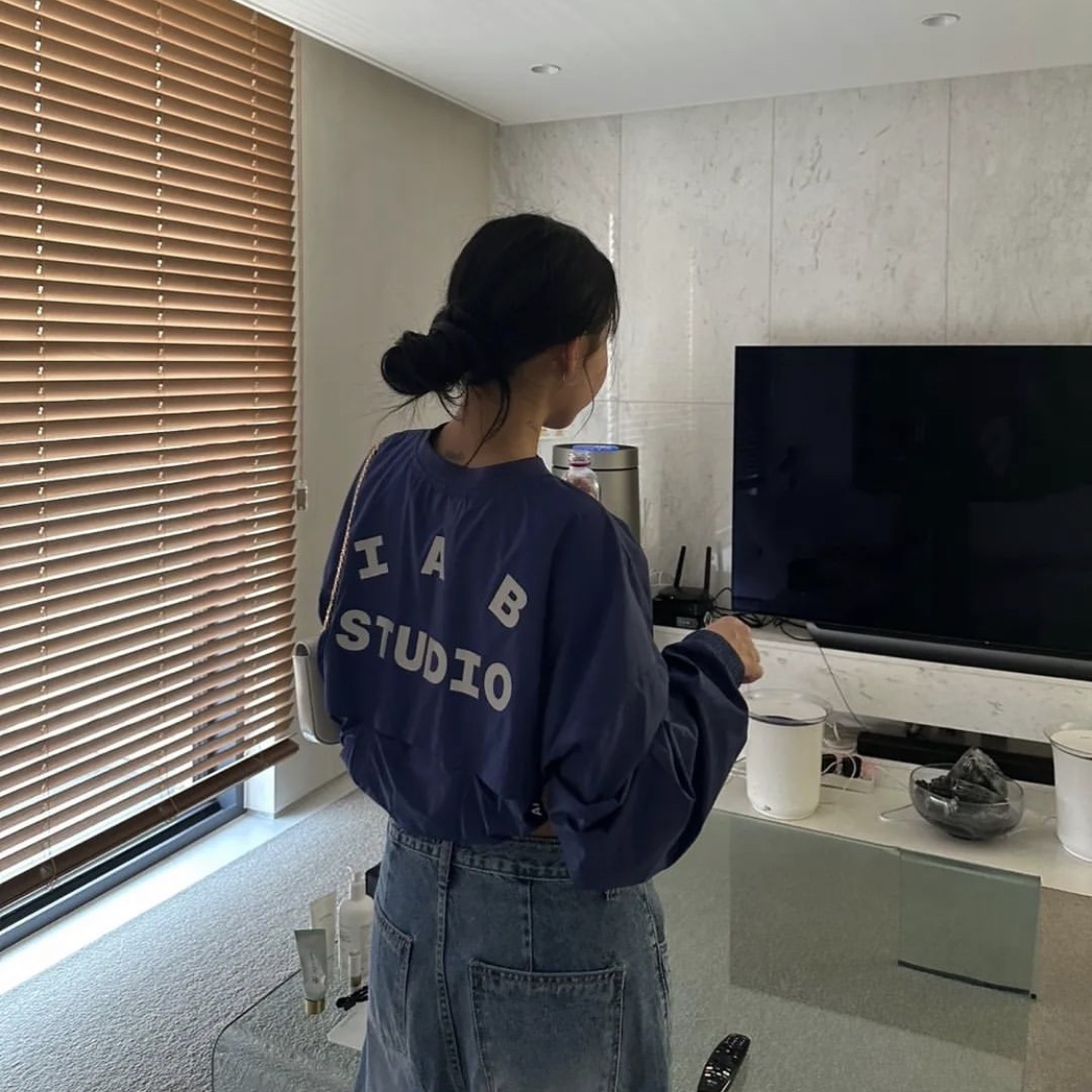 IAB Studio x Asics Navy Woven Shirt, Celine Chain Shoulder Bag Cuir Triomphe in Shiny Calfskin White 착용 스타일 - 2