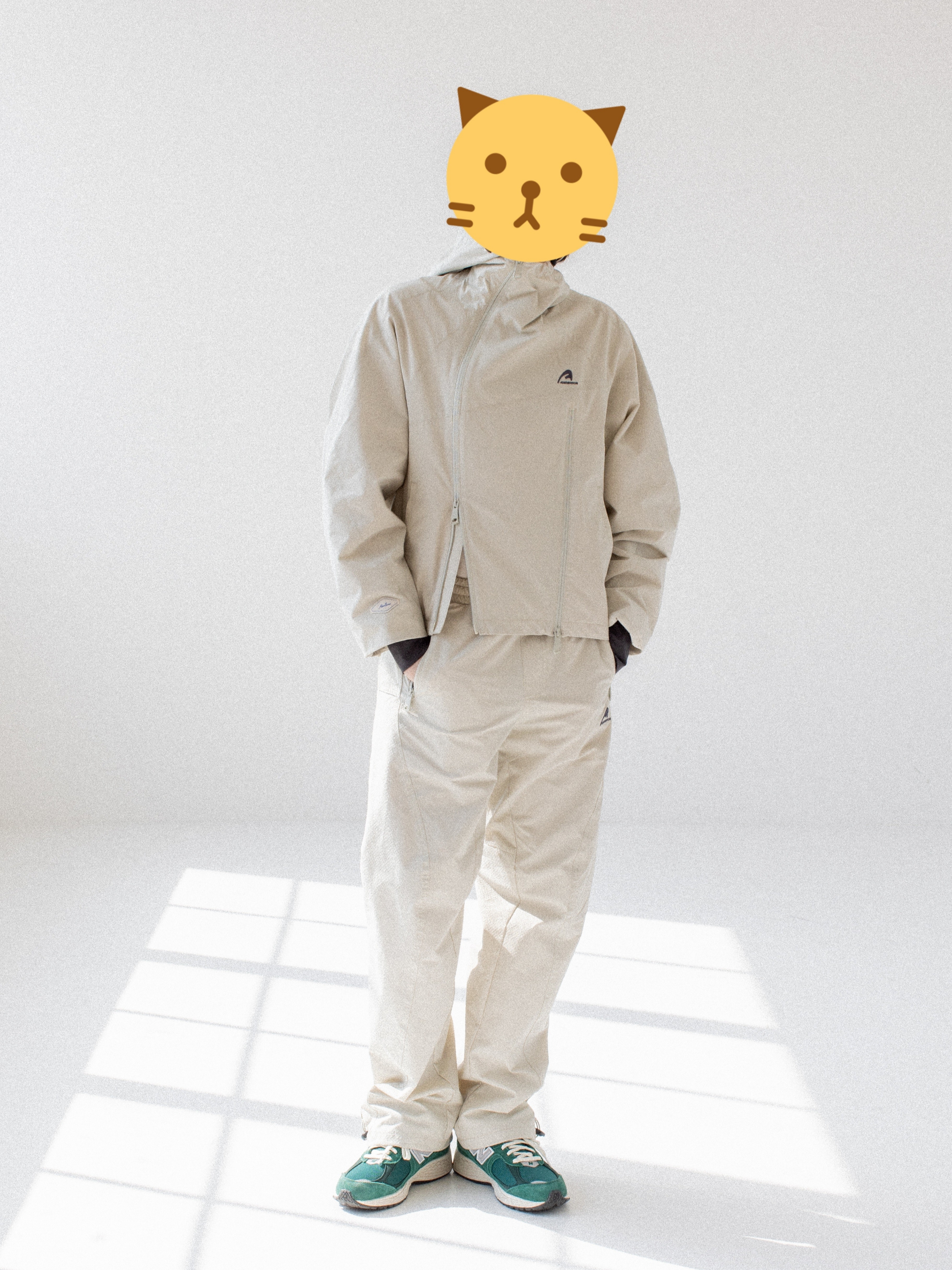 Ader Error Plue Windbreaker Beige, Ader Error Trace Admore Crossbody Bag White 착용 스타일 - 3