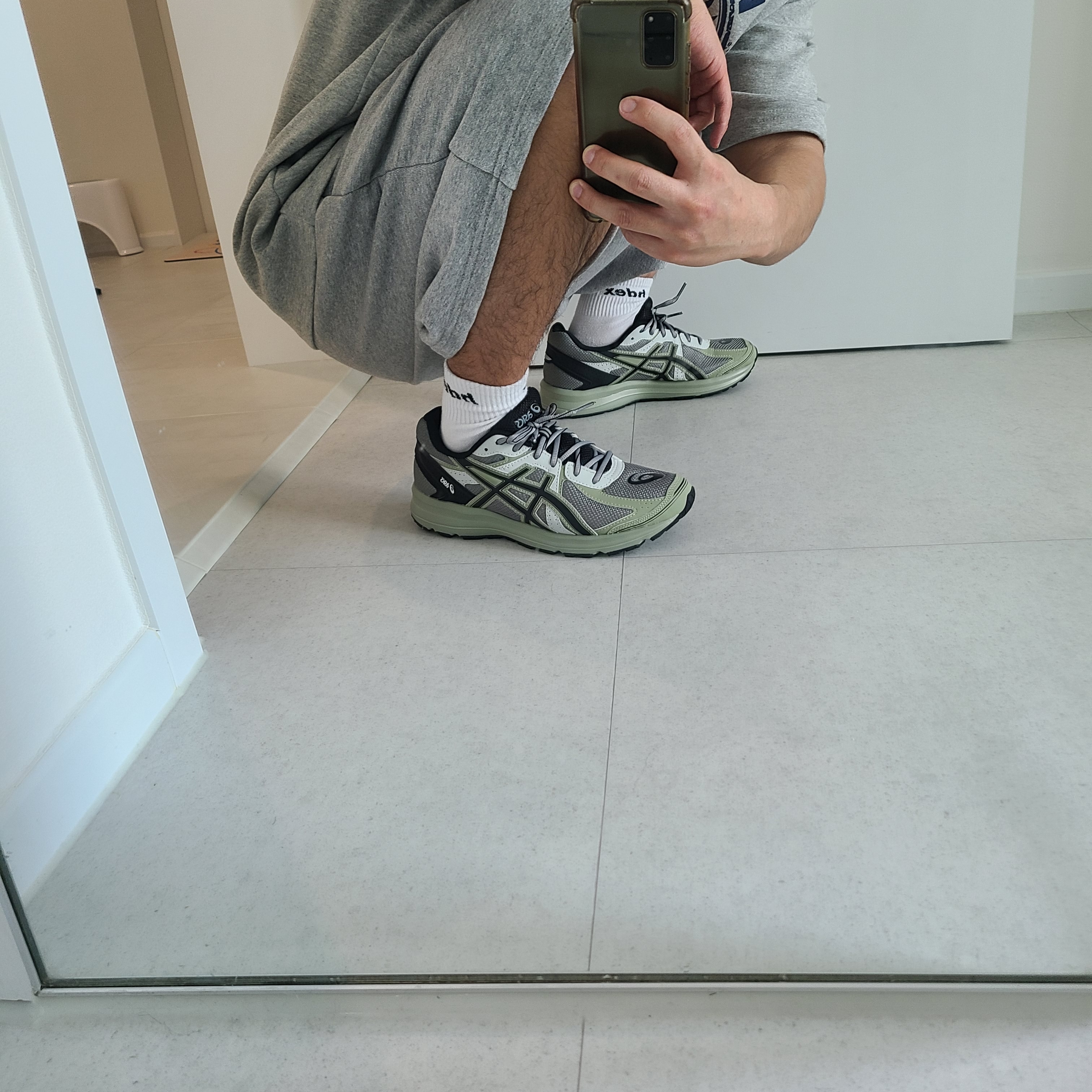 Asics Jog 100 S Sheet Rock - 2E Wide 착용 스타일 - 1