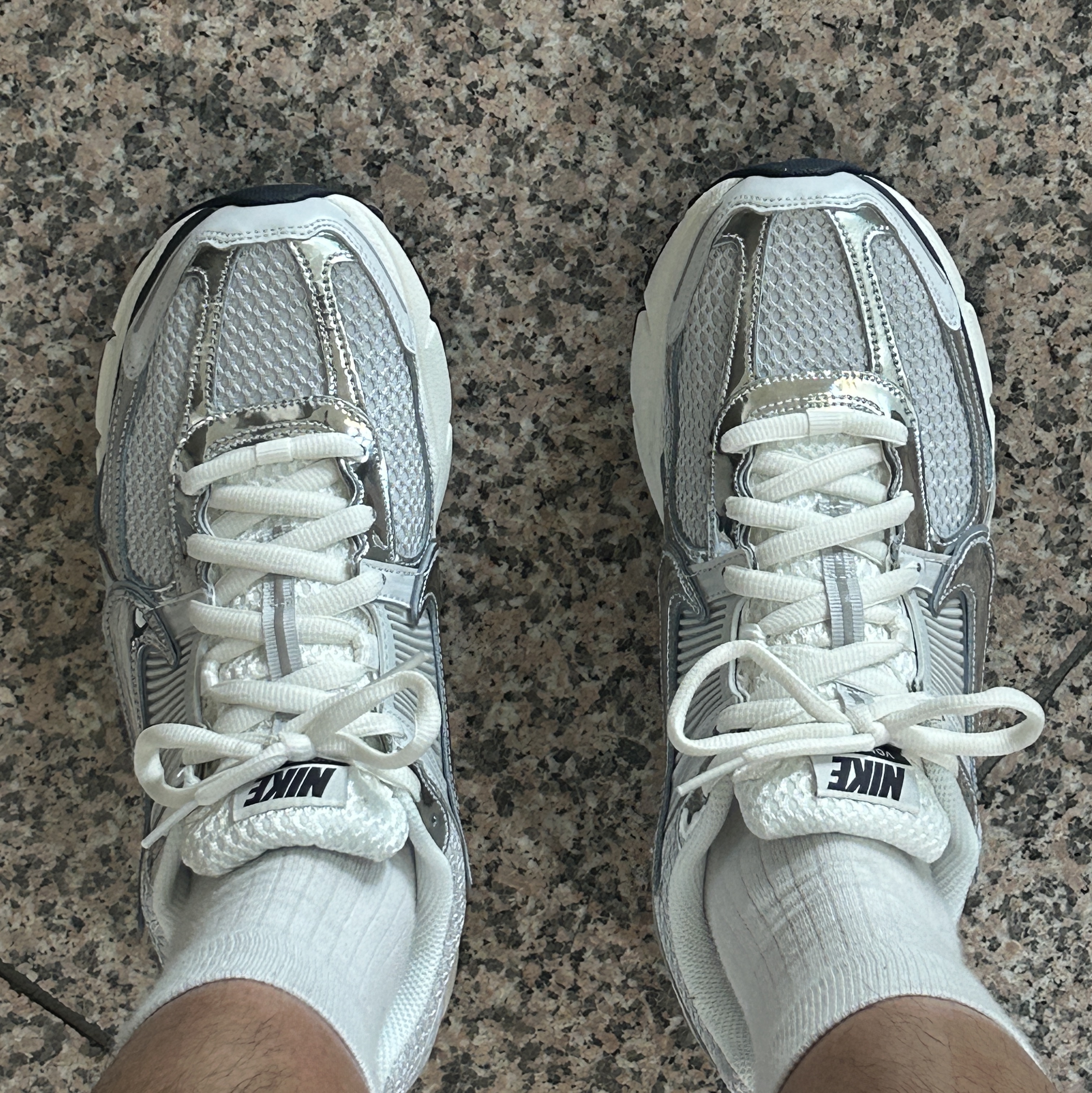 (W) Nike Zoom Vomero 5 Photon Dust and Metallic Silver 착용 스타일