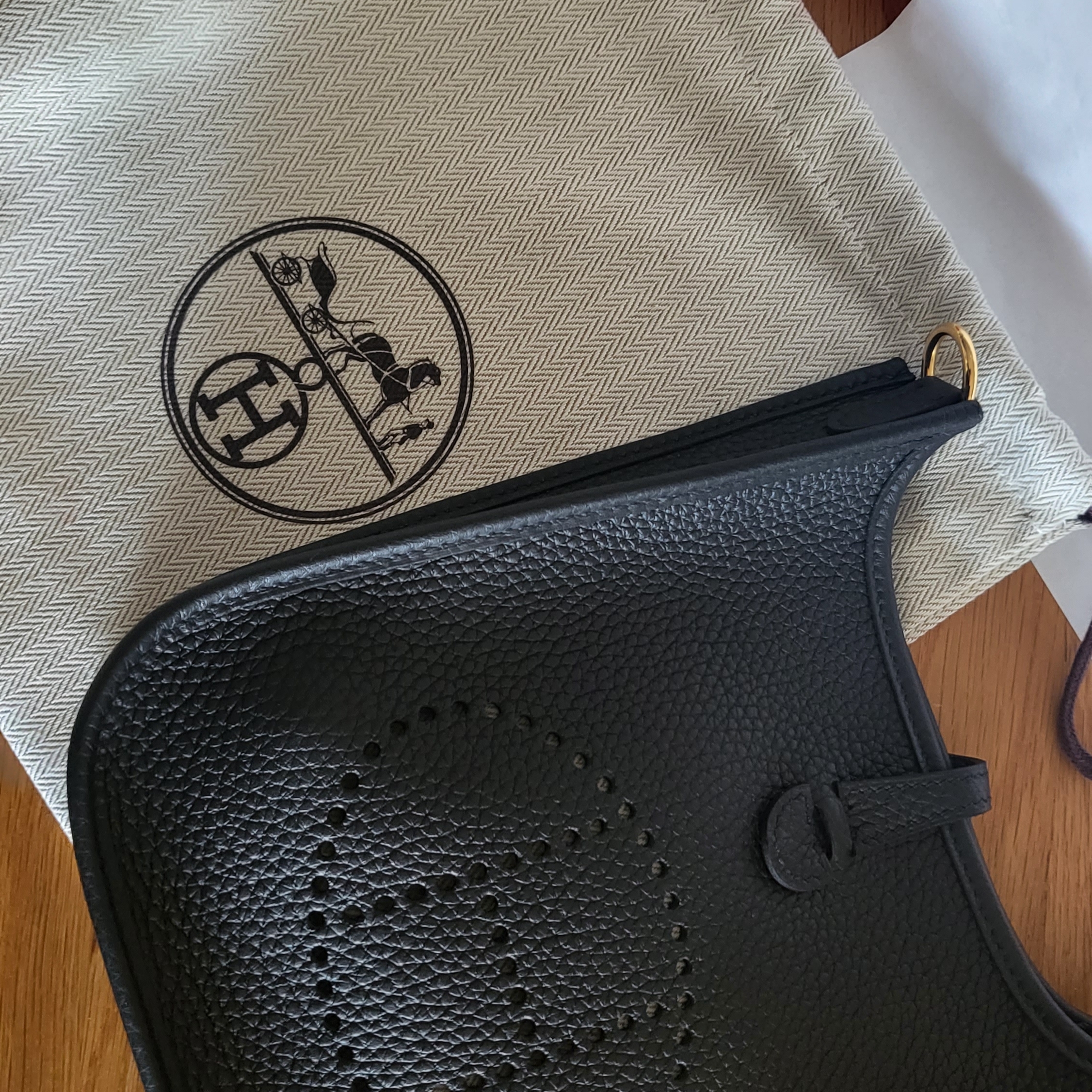 Hermes Evelyne 16 Amazone Bag Clemence & Gold Noir 착용 스타일