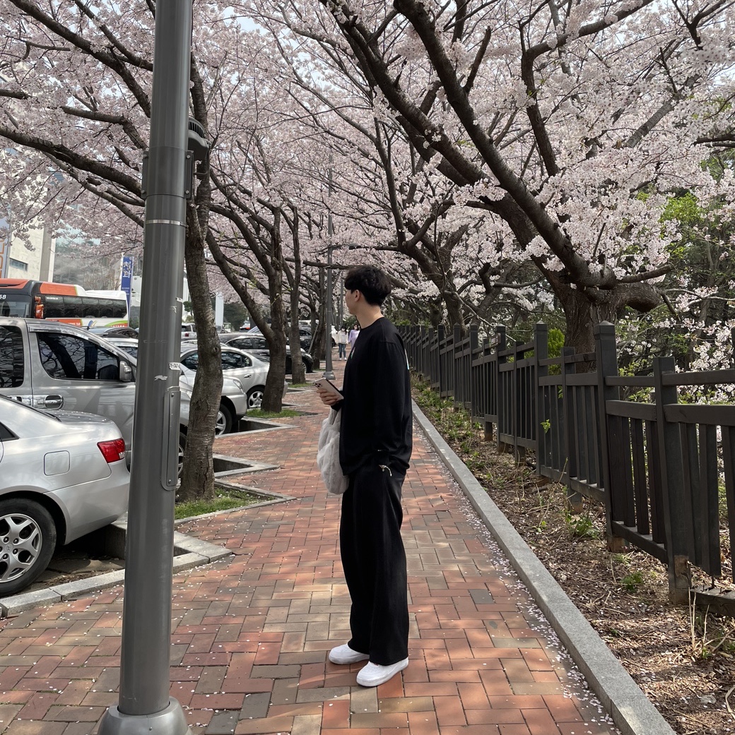 New Era x Murakami Takashi Flower Long Sleeve T-Shirt Black, Nike NSW Faux Fur Tote Bag Light Iron Ore 착용 스타일 - 1