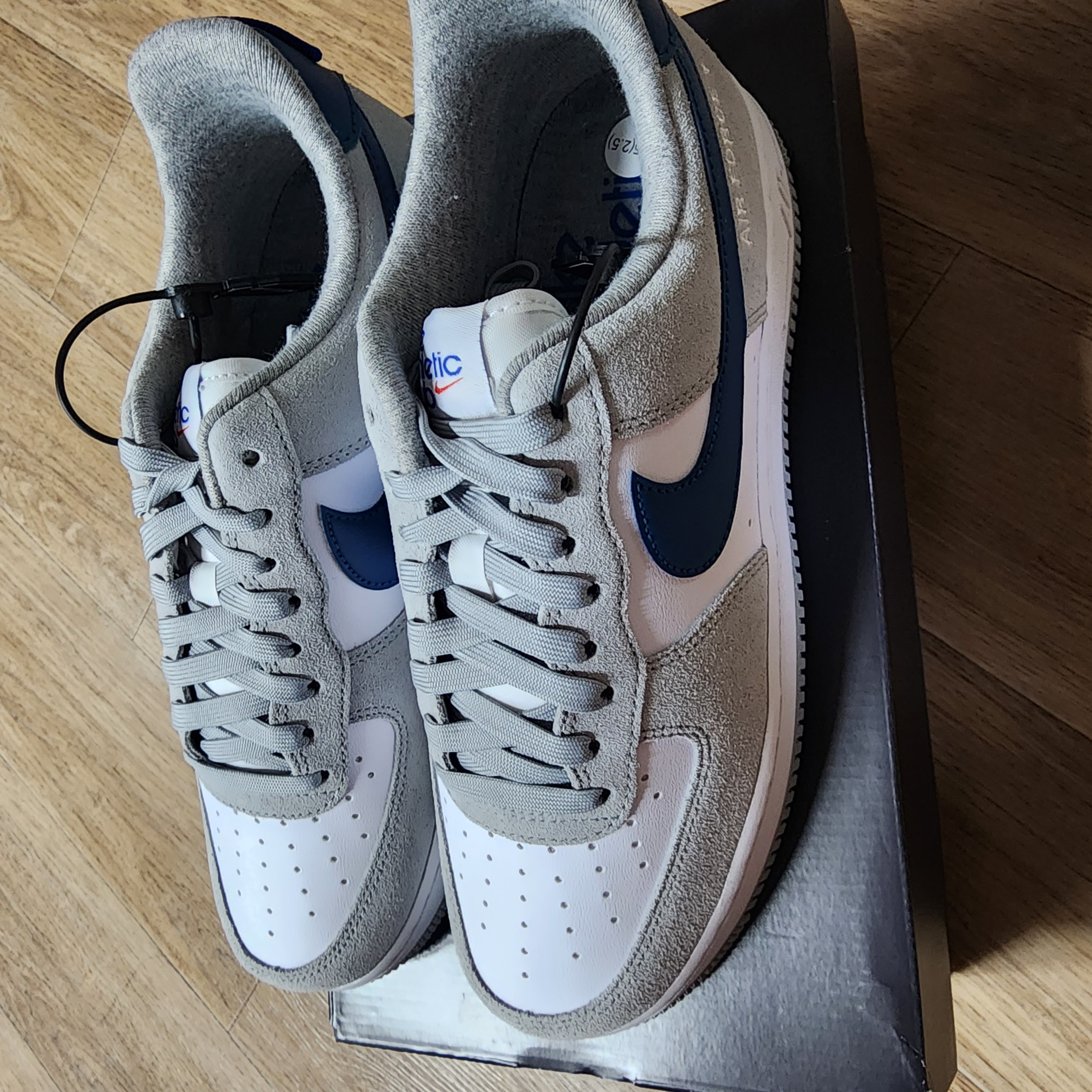 Nike Air Force 1 '07 LV8 Athletic Club Light Smoke Grey Marina 착용 스타일 - 1
