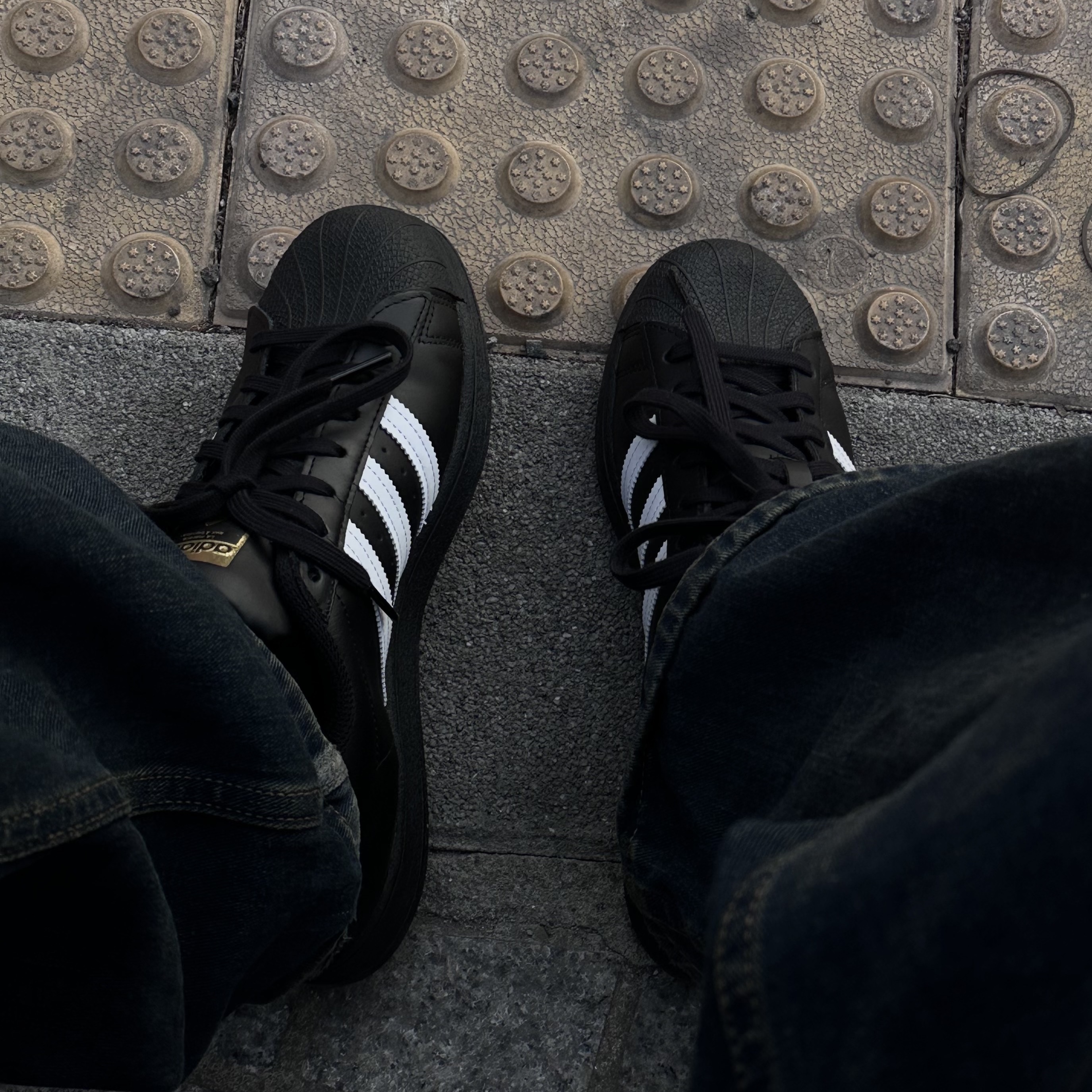Adidas Superstar Core Black White 착용 스타일