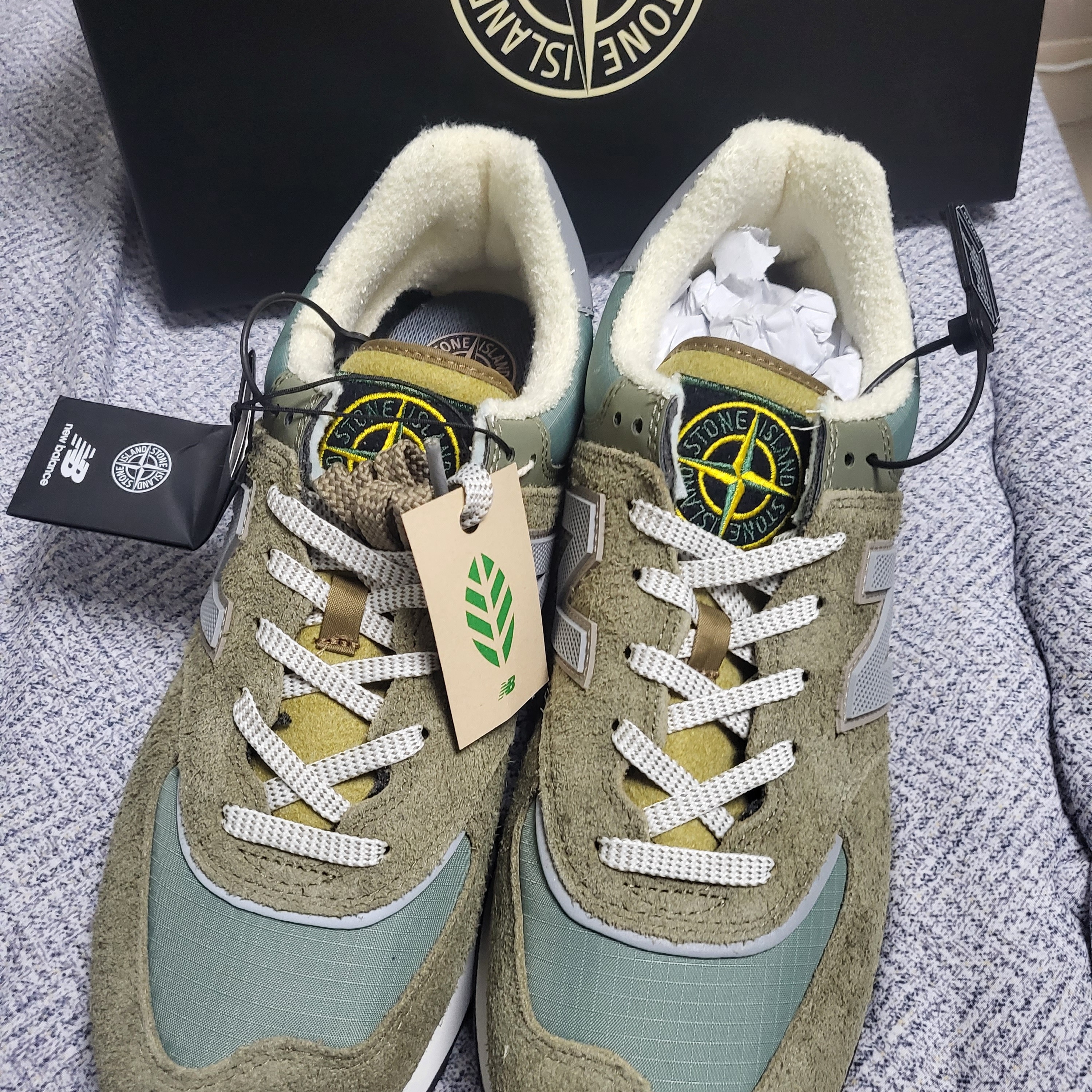 New Balance x Stone Island 574 Legacy Green 착용 스타일 - 1