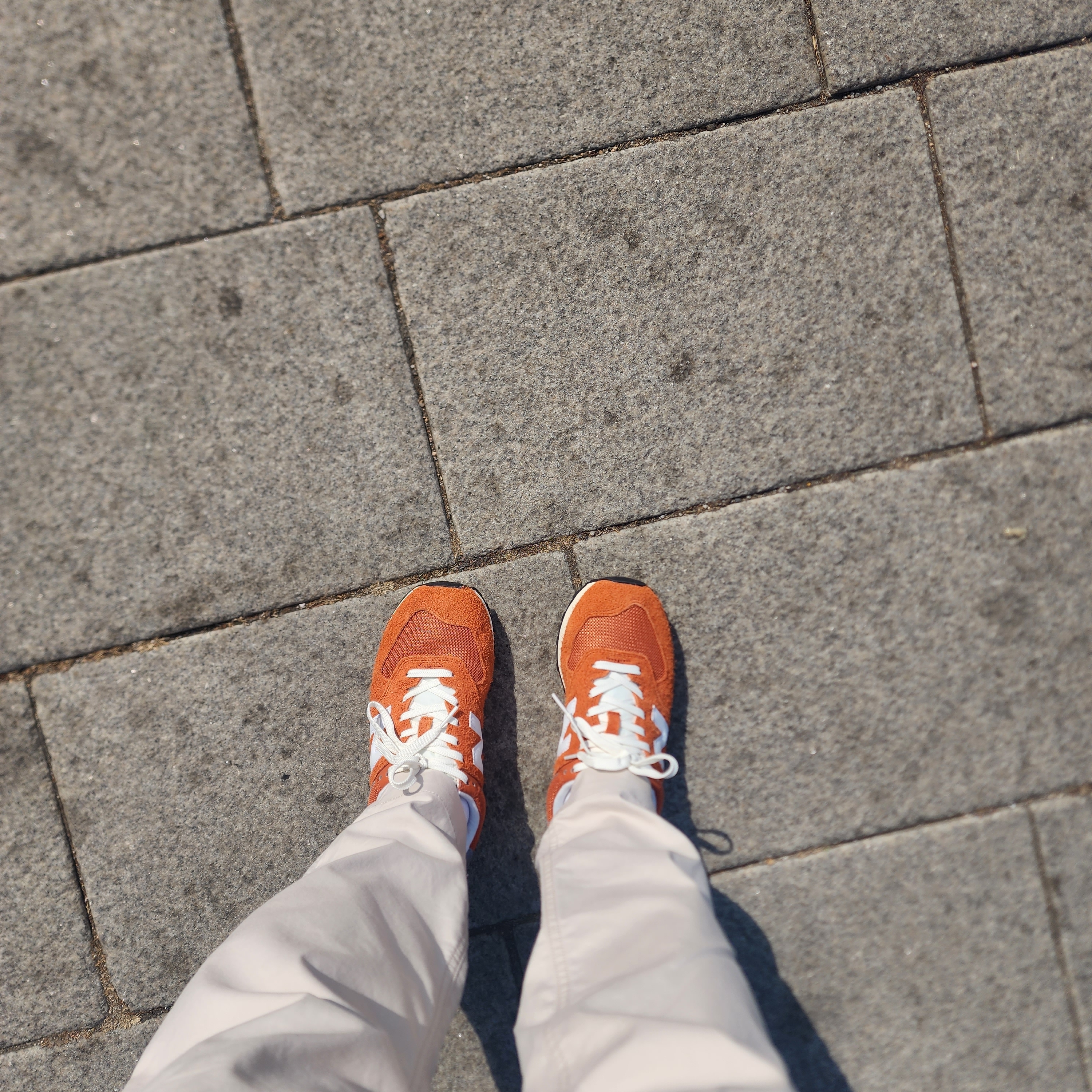 New Balance 574 Heritage Orange Burst White 착용 스타일