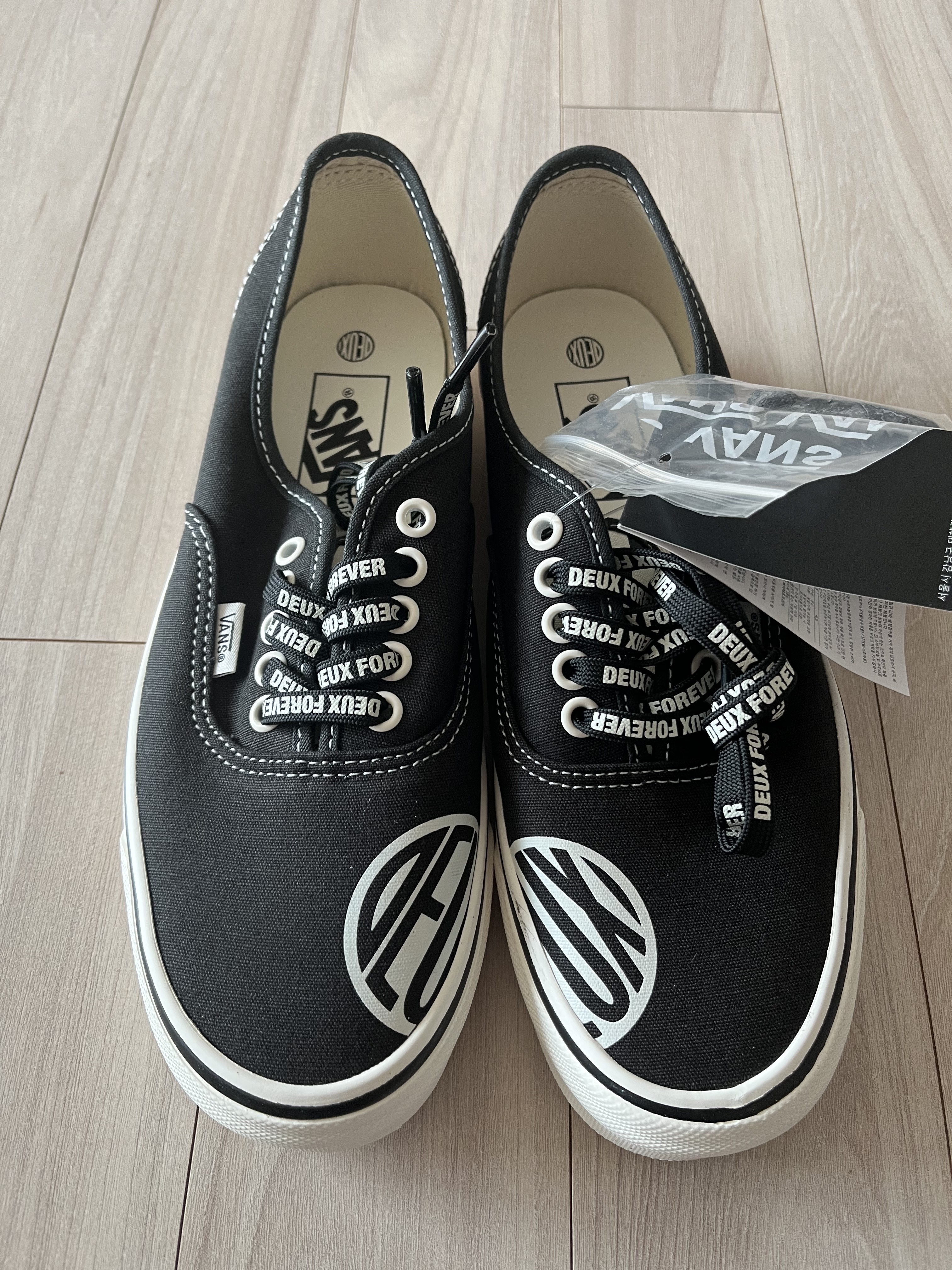 Vans x Deux Authentic 44 DX Black 착용 스타일 - 1