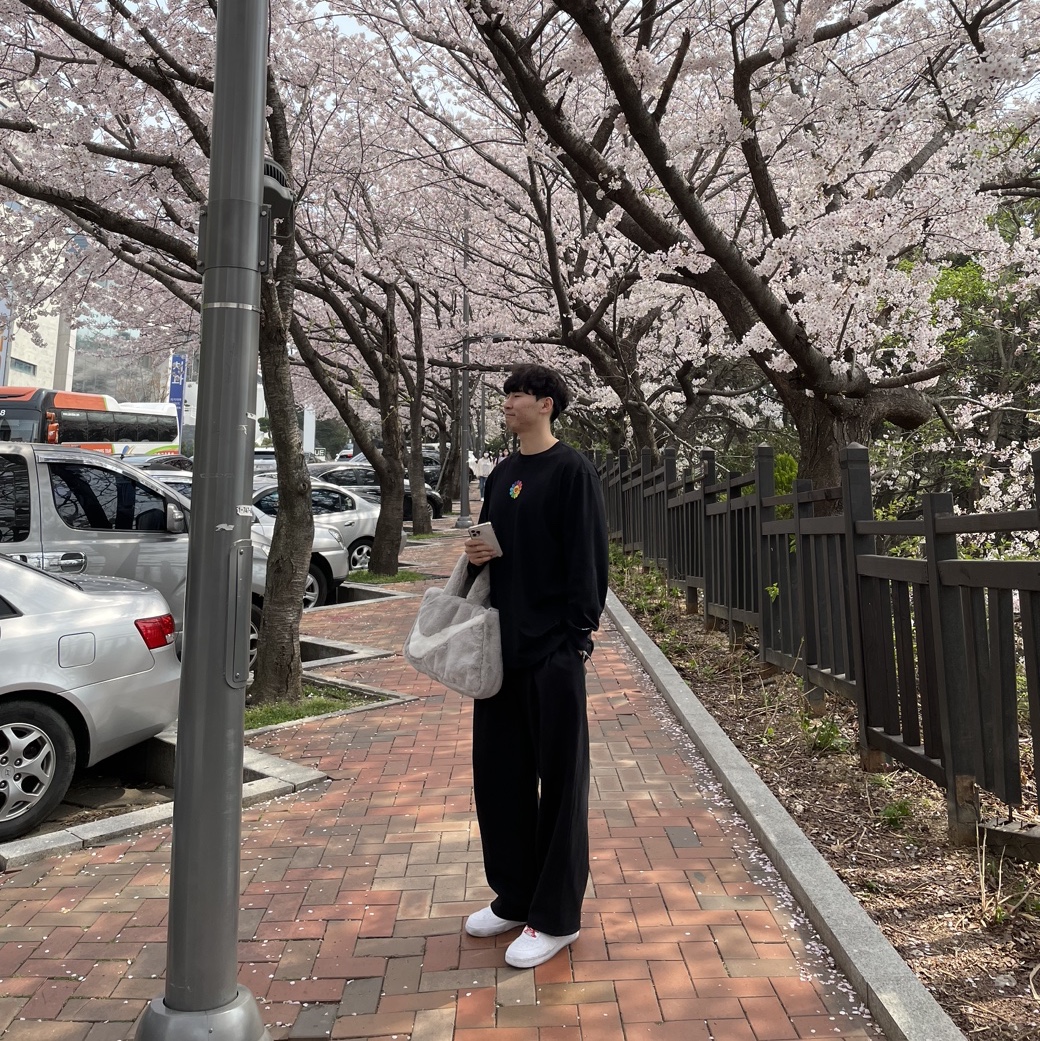 New Era x Murakami Takashi Flower Long Sleeve T-Shirt Black, Nike NSW Faux Fur Tote Bag Light Iron Ore 착용 스타일 - 2