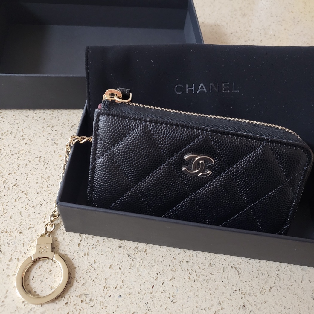 Chanel Classic Zipped Key Holder Grained Calfskin & Gold Black 착용 스타일