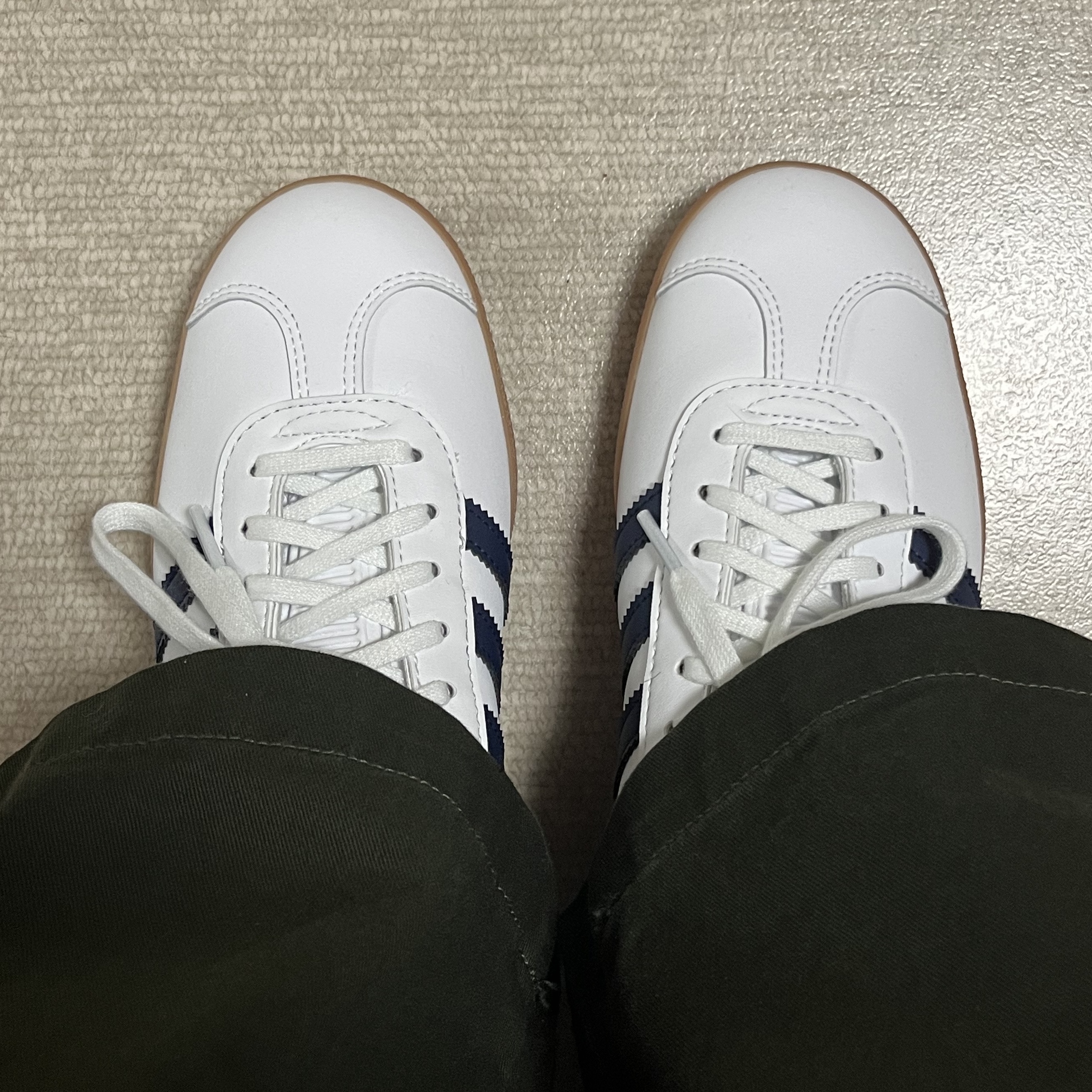 Adidas Gazelle White Collegiate Navy 착용 스타일