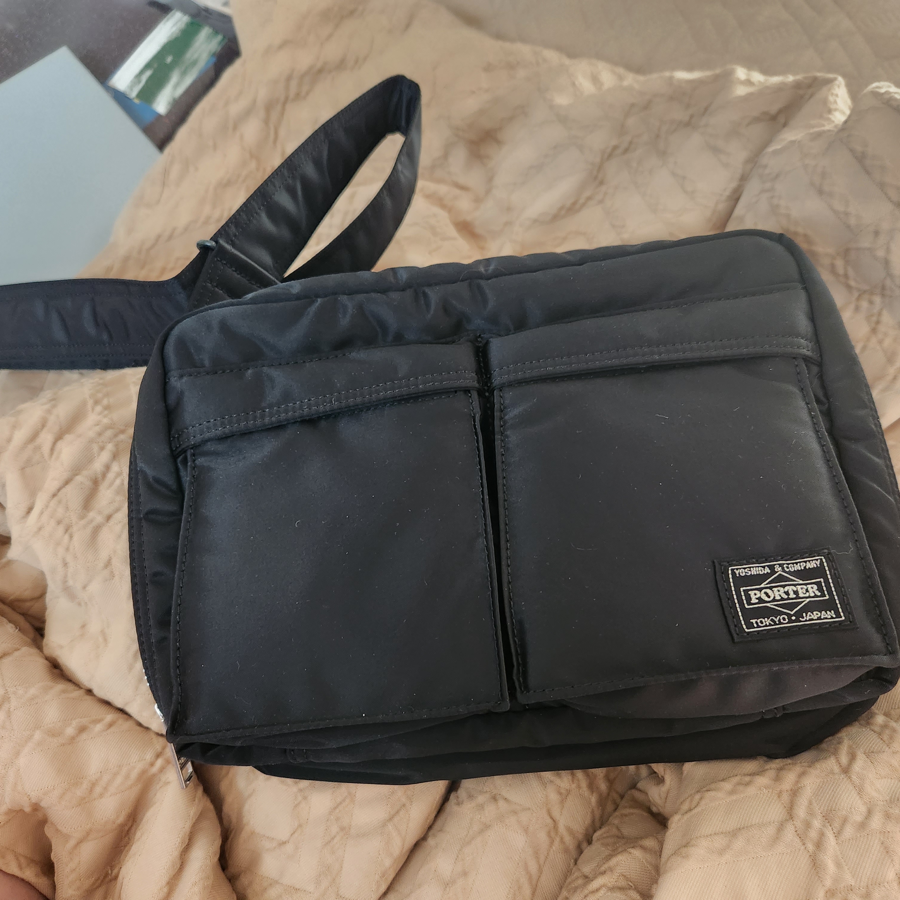 Porter Tanker Shoulder Bag S Black 착용 스타일