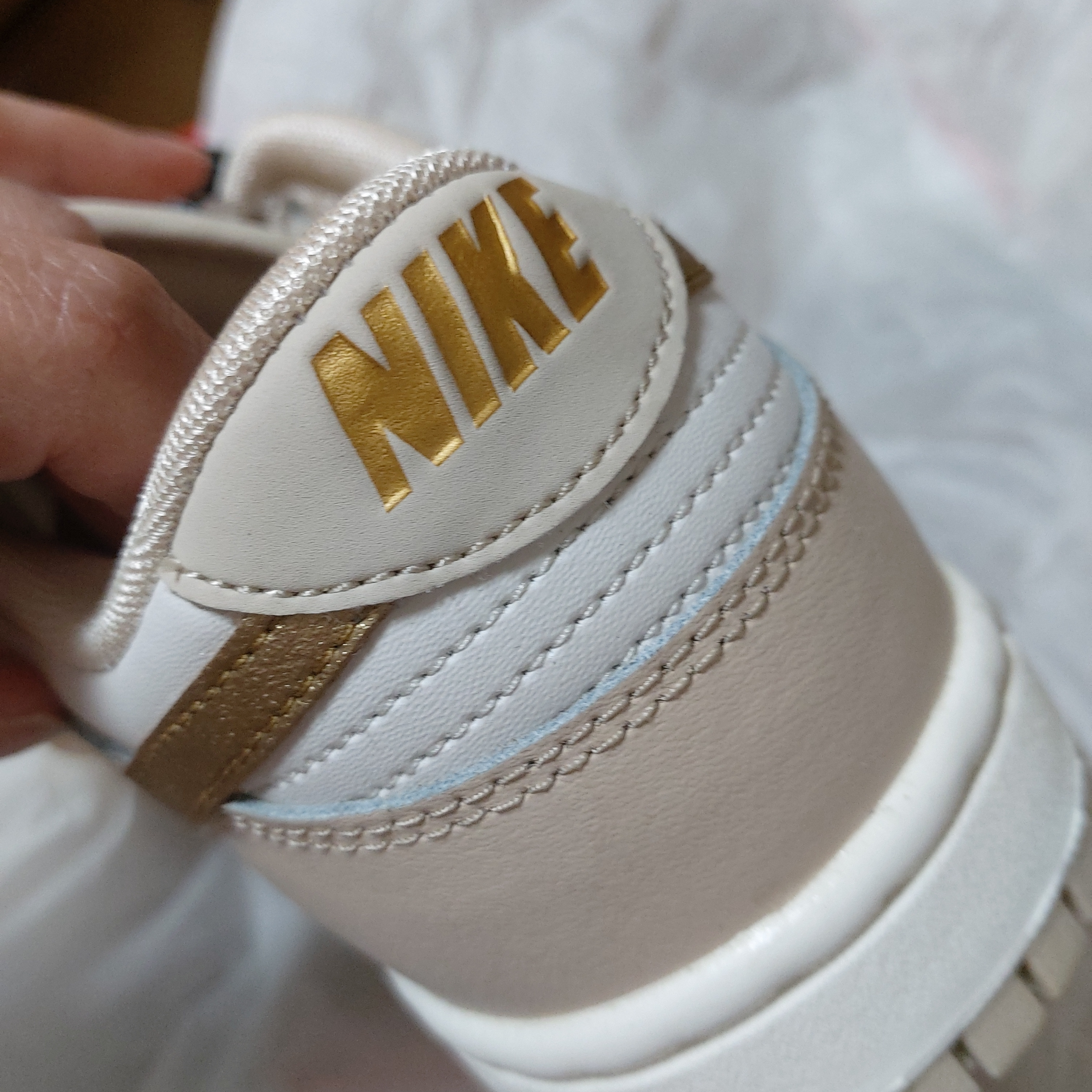 (W) Nike Dunk Low Sanddrift Metallic Gold 착용 스타일 - 3
