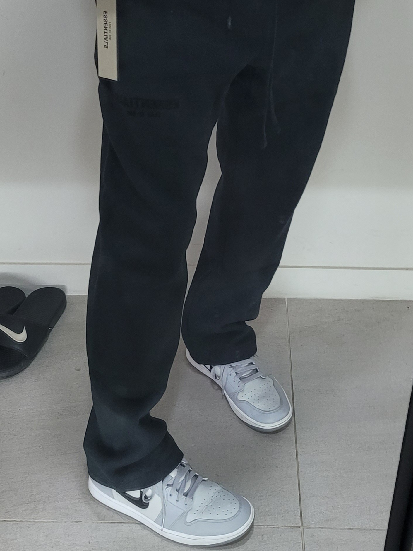 Essentials The Core Collection Relaxed Sweatpants Stretch Limo, Jordan 1 Low Golf Wolf Grey 착용 스타일