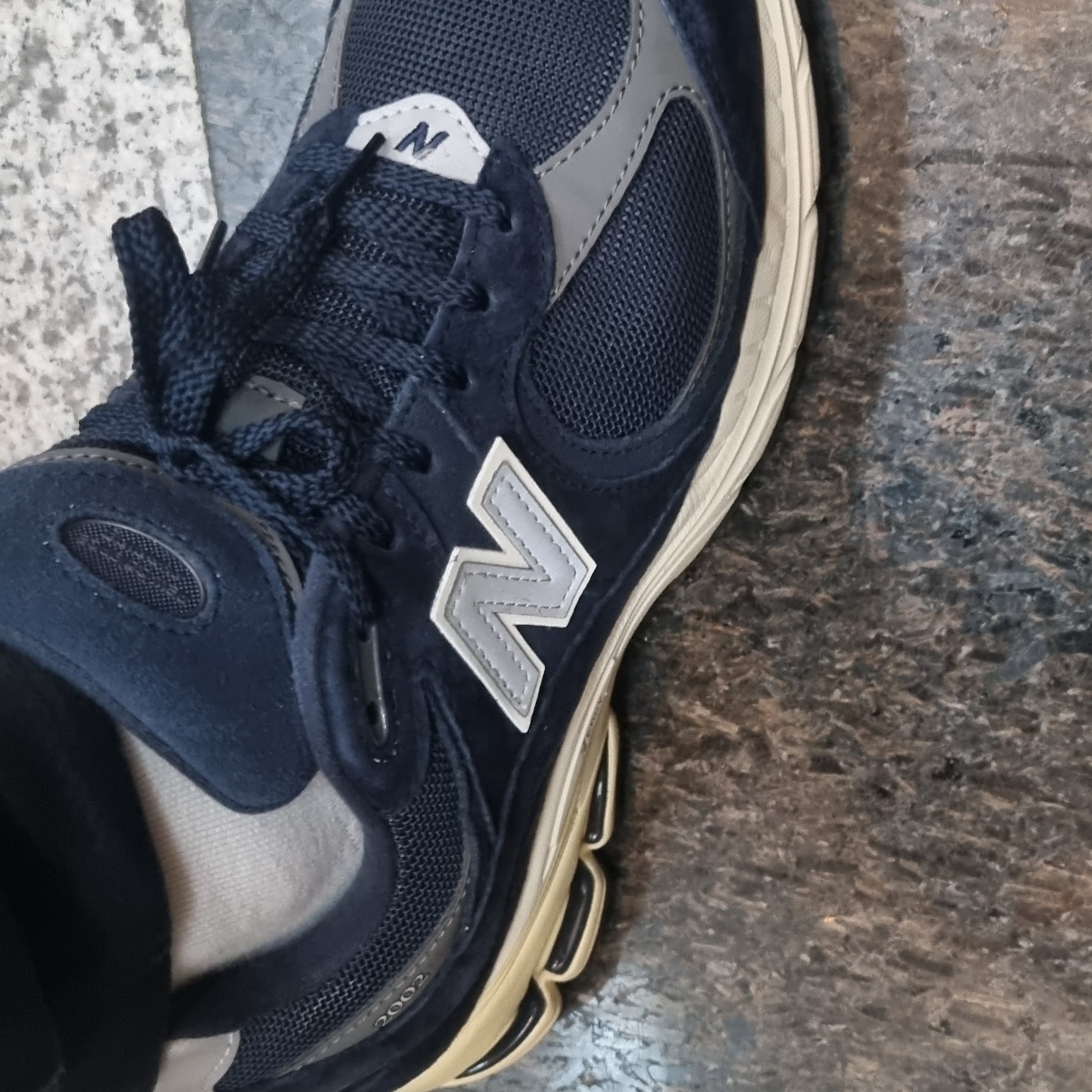 New Balance 2002R Eclipse Castlerock 착용 스타일