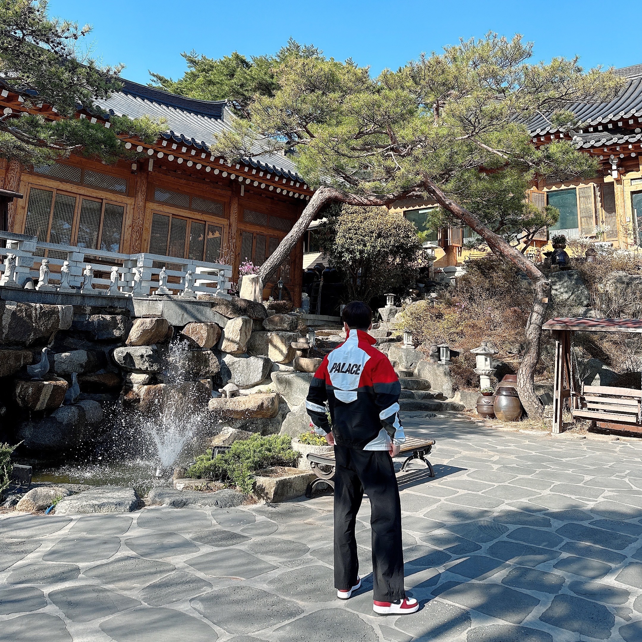Palace Panelled Shell Jacket Black - 22FW, (GS) Nike Air Force 1 LV8 Team Red 착용 스타일 - 1