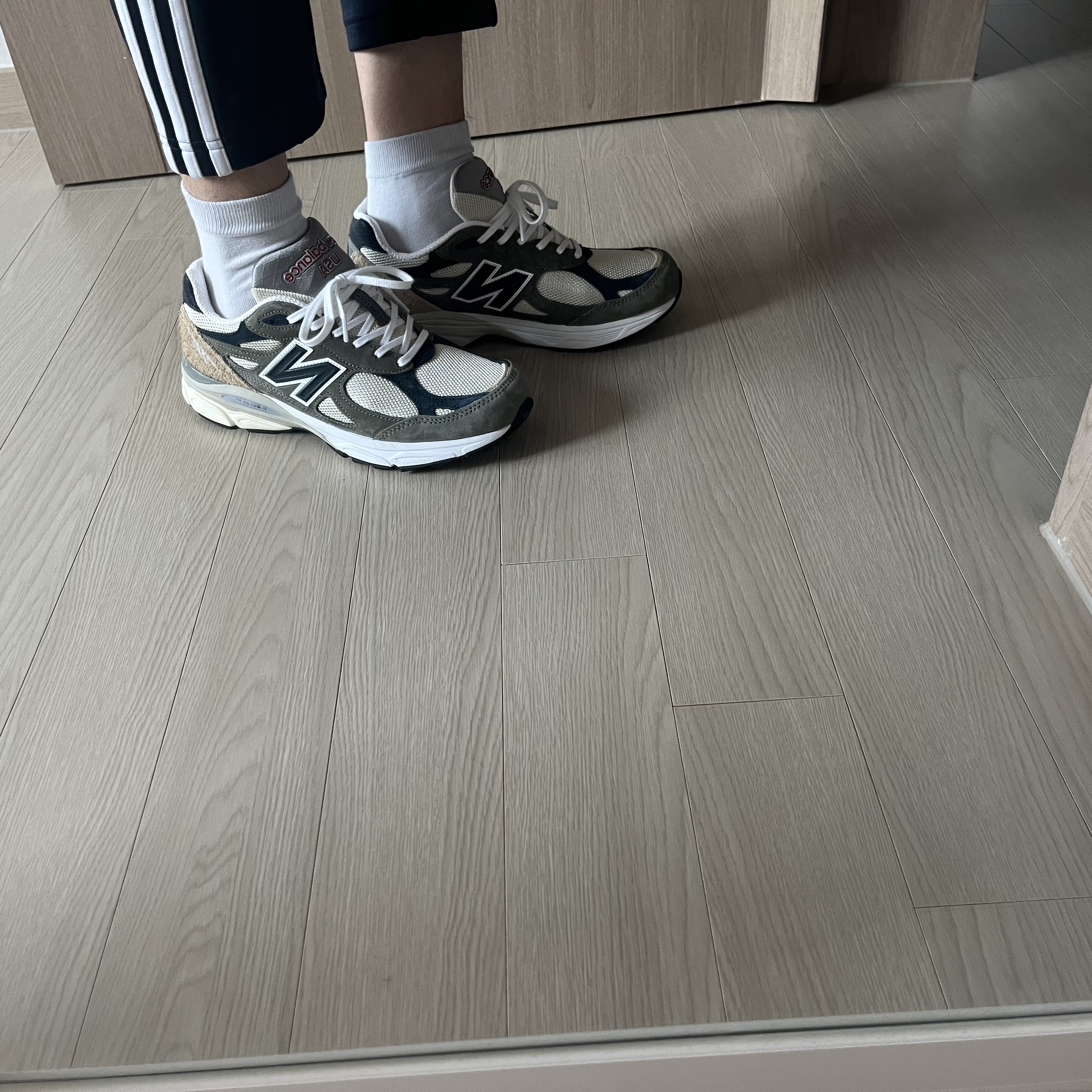 New Balance 990v3 Made in USA Olive 착용 스타일 - 3
