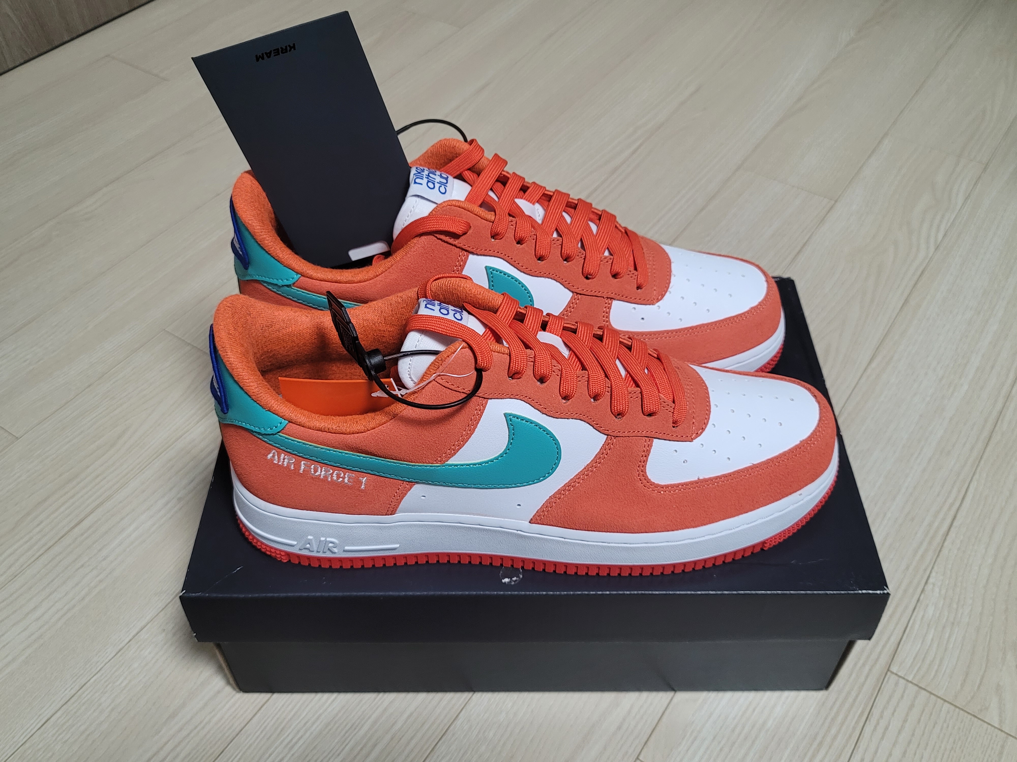 Nike Air Force 1 '07 LV8 Athletic Club Rush Orange Washed Teal 착용 스타일