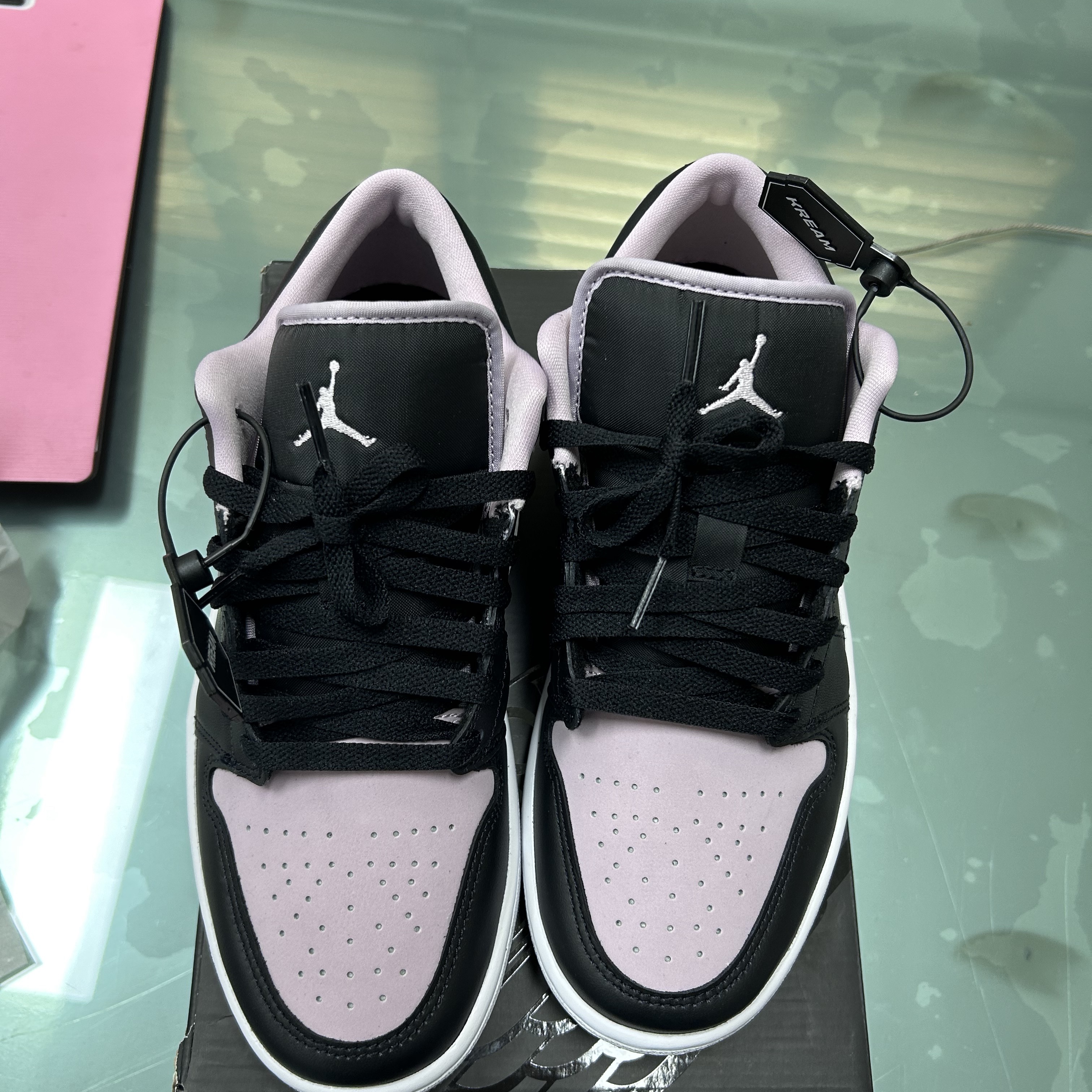 Jordan 1 Low SE Black Iced Lilac 착용 스타일 - 1