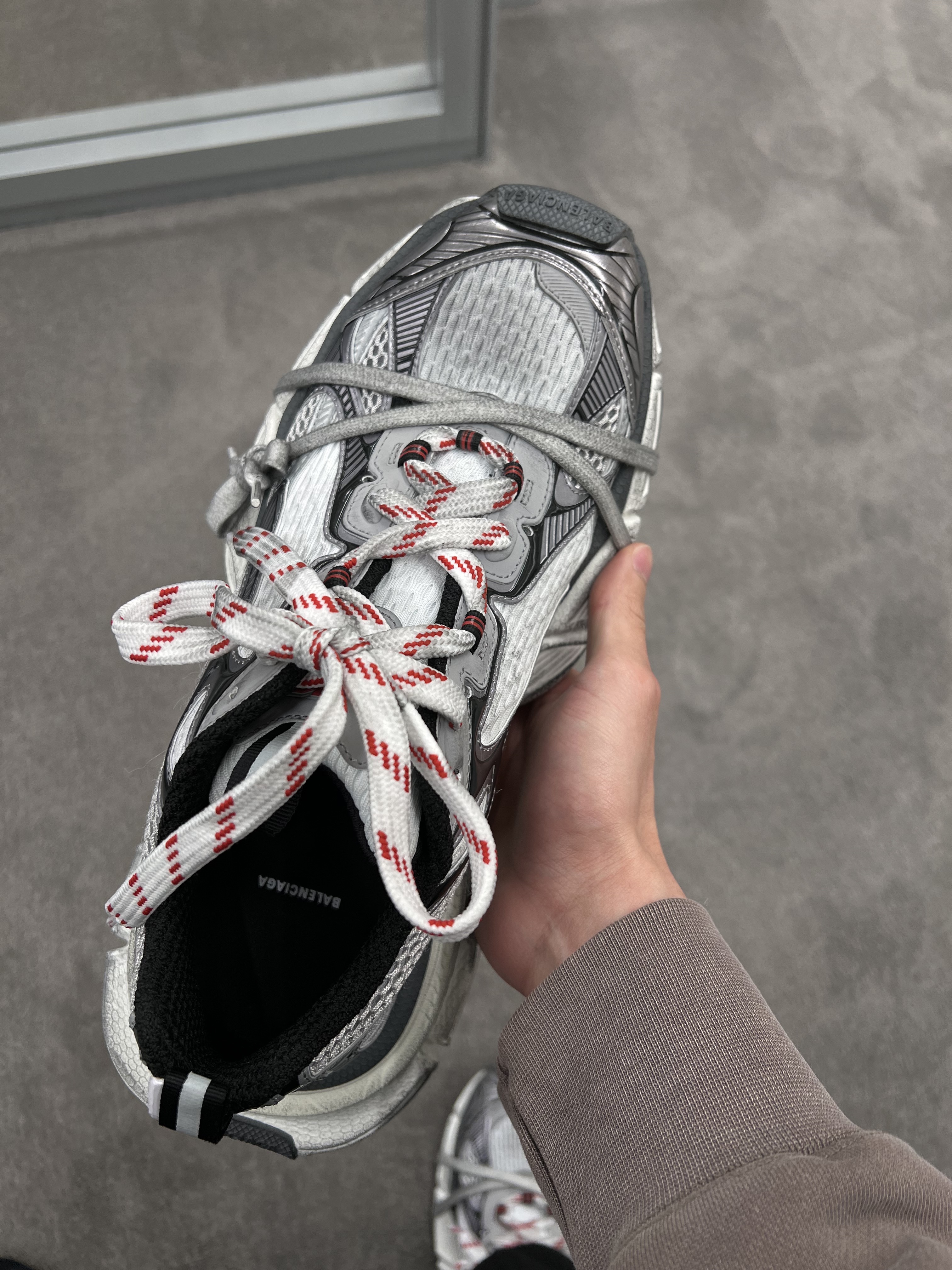 Balenciaga 3XL Sneakers Grey White Red 착용 스타일 - 2